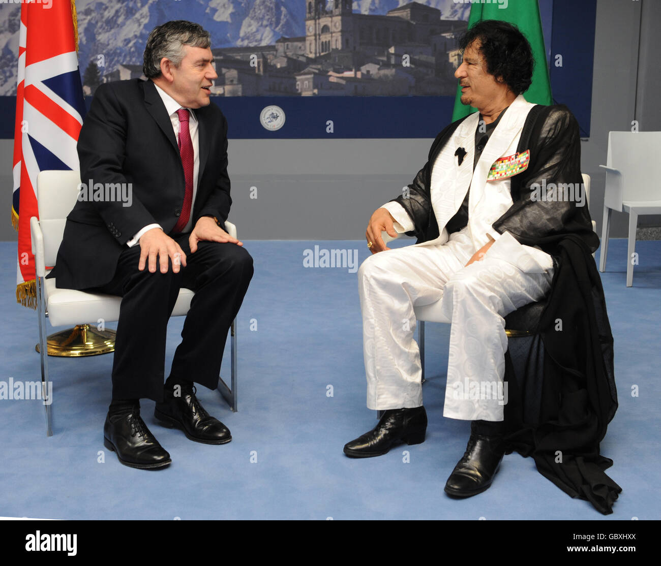 Premierminister Gordon Brown trifft auf dem G8-Gipfel in L'Aquilla den libyschen Staatschef Muammar Gaddafi. Stockfoto