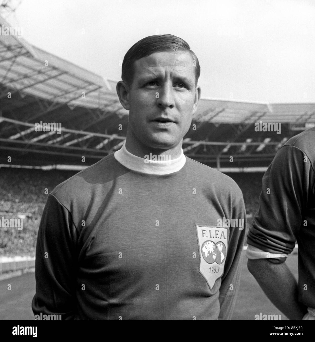 Raymond Kopa, der Franzose draußen vor dem Spiel England gegen Rest der Welt, um den 100. Jahrestag des englischen Fußballverbandes zu feiern. Stockfoto