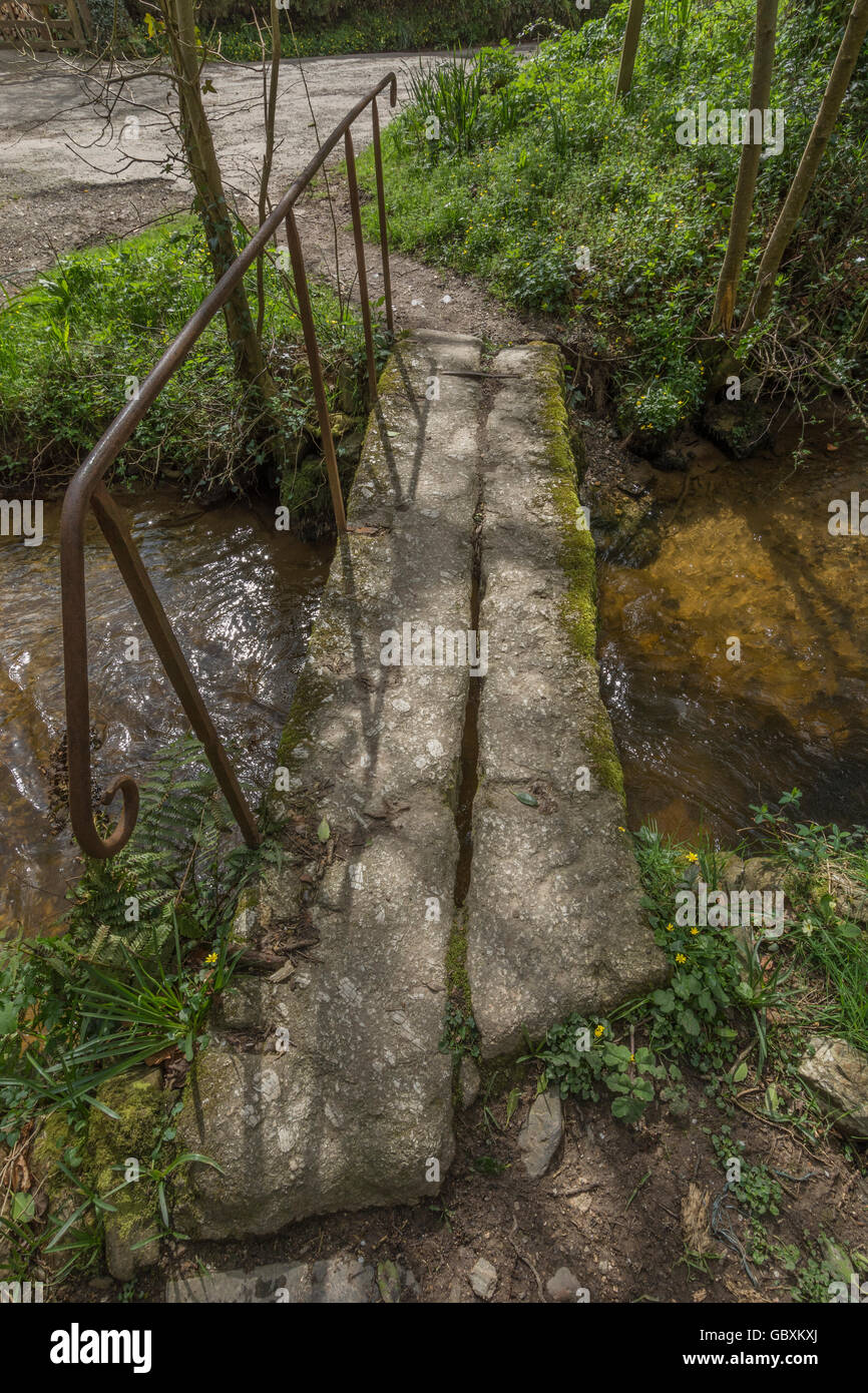 Granit steinerne Brücke über einen Bach Mitte Cornwall. Visuelle Metapher für das Konzept der Vereinigung unterteilt Seiten oder Stellen, bleiben sie auf dem richtigen Weg sind. Stockfoto