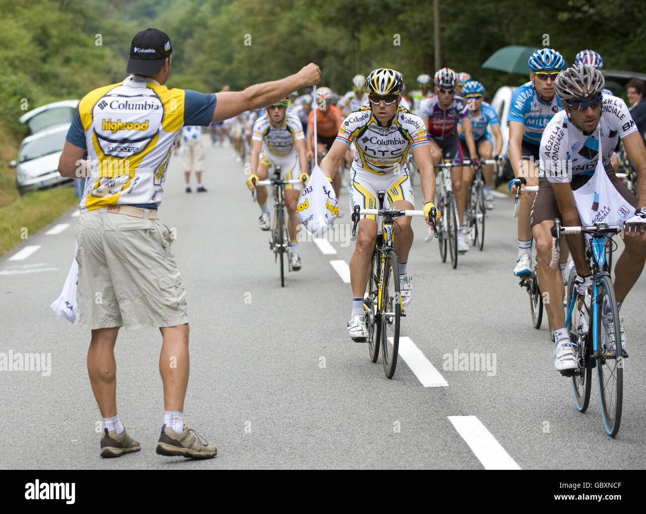 Kim Kirchen sammelt während der 10. Etappe der Tour De France in Limoges, Frankreich, einen Futtersack in der Futterzone ein. Stockfoto