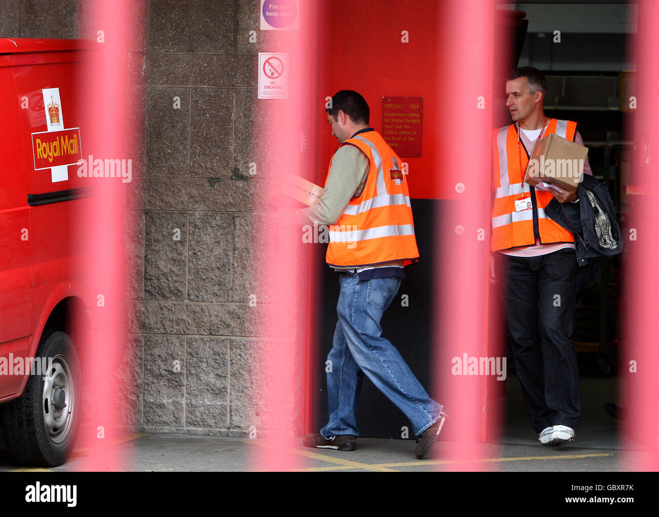 Postarbeiter im Grangemouth Delivery Office nach Postlieferungen und -Sammlungen im Osten Schottlands werden gestört, da Postarbeiter an einem eintägigen Streik über Beschäftigungs- und Lohnkürzungen teilnehmen. Stockfoto