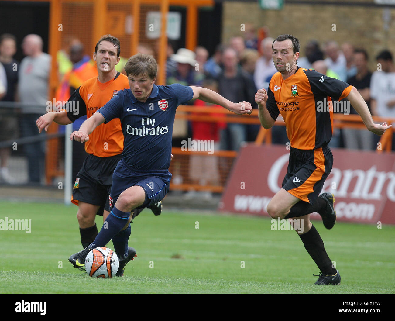 Fußball - vor der Saison freundlich - Barnett gegen Arsenal - Unterhügel-Stadion. Andrey Arshavin von Arsenal kommt Gary Breen (rechts) und Mark Hughes von Barnett weg Stockfoto