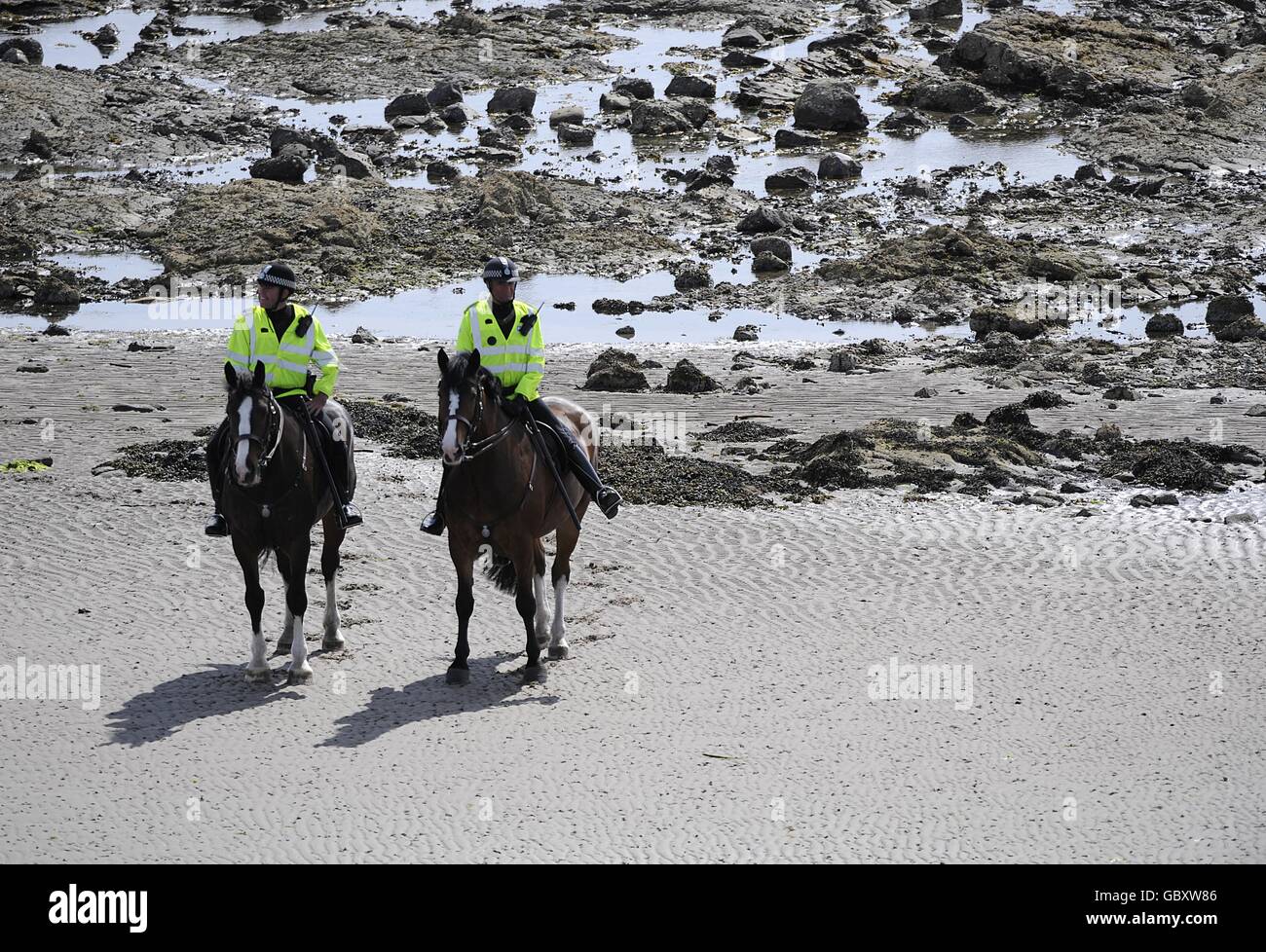 Golf - The Open Championship 2009 - Runde Drei - Turnberry Golf Club. Zwei Polizeipferde am Strand neben dem Turnbury Golf Club am dritten Tag der Open Championship. Stockfoto
