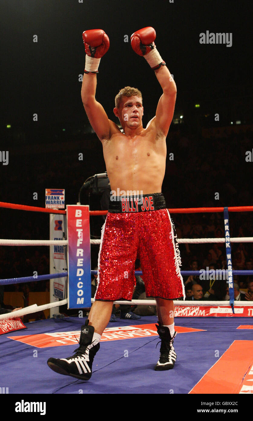 Billy Joe Saunders feiert seinen Sieg über Matthew Scriven beim Weltweight-Kampf in der MEN Arena in Manchester. Stockfoto