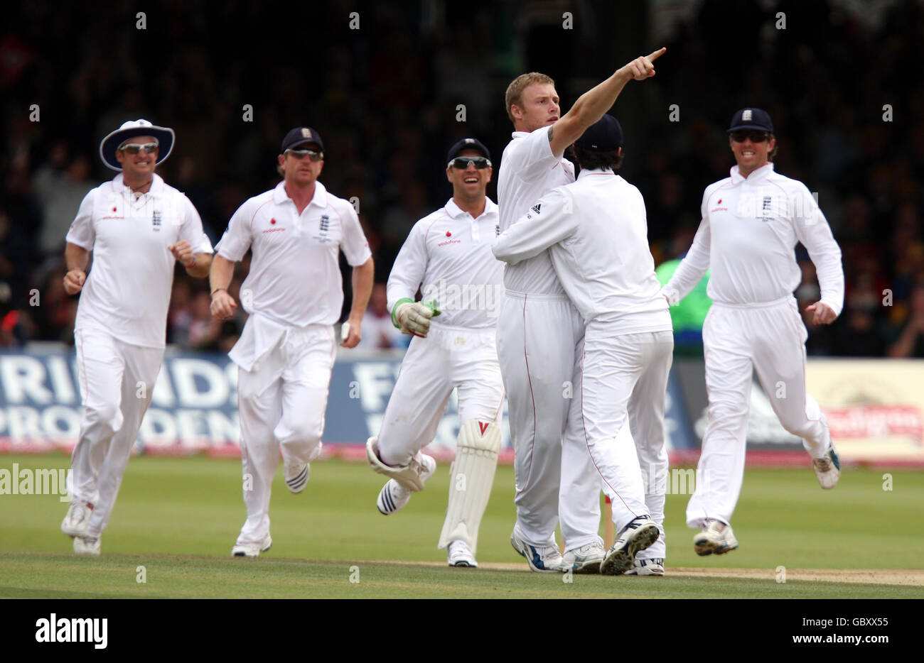 Der englische Andrew Flintoff wird von seinen Teamkollegen gratuliert, nachdem er am vierten Tag des zweiten npower-Test-Spiels in Lord's, London, das Wicket des australischen Simon Katich genommen hat. Stockfoto