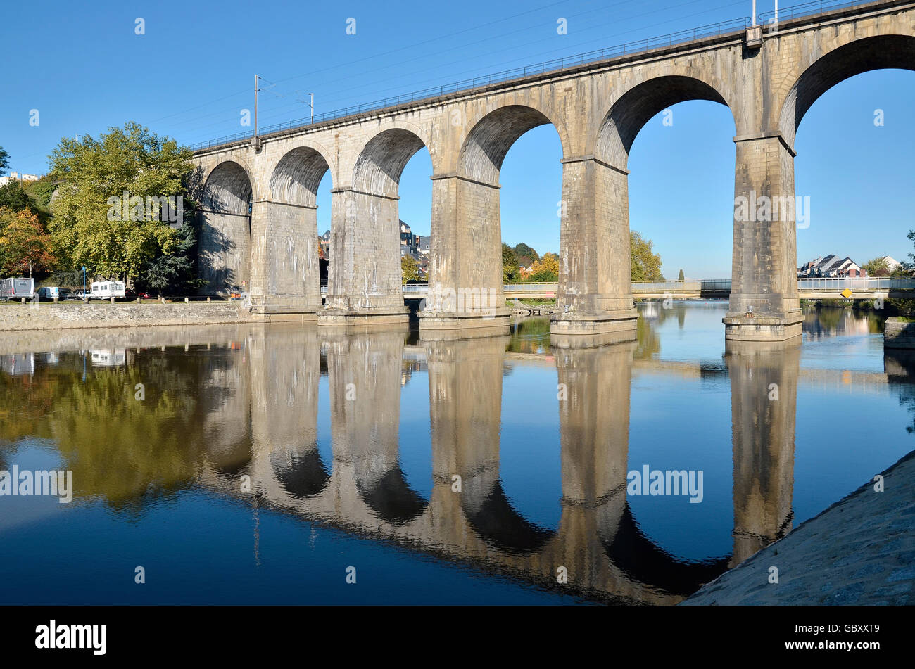 Viadukt am Fluss Mayenne in Laval, Gemeinde im Département Mayenne in Nordwest-Frankreich Stockfoto