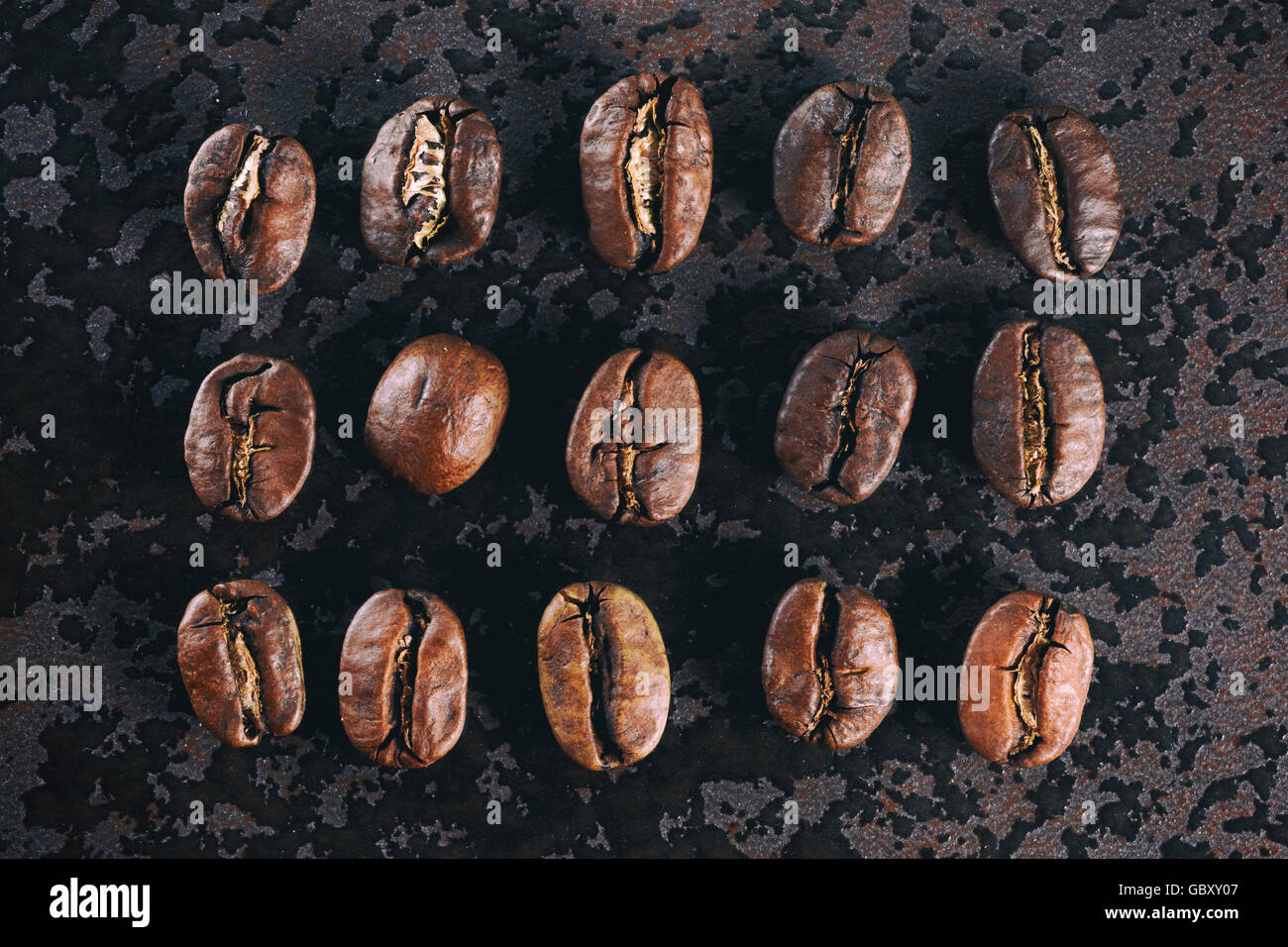 Vintage Foto von Kaffeebohnen auf einem Stein Hintergrund Stockfoto