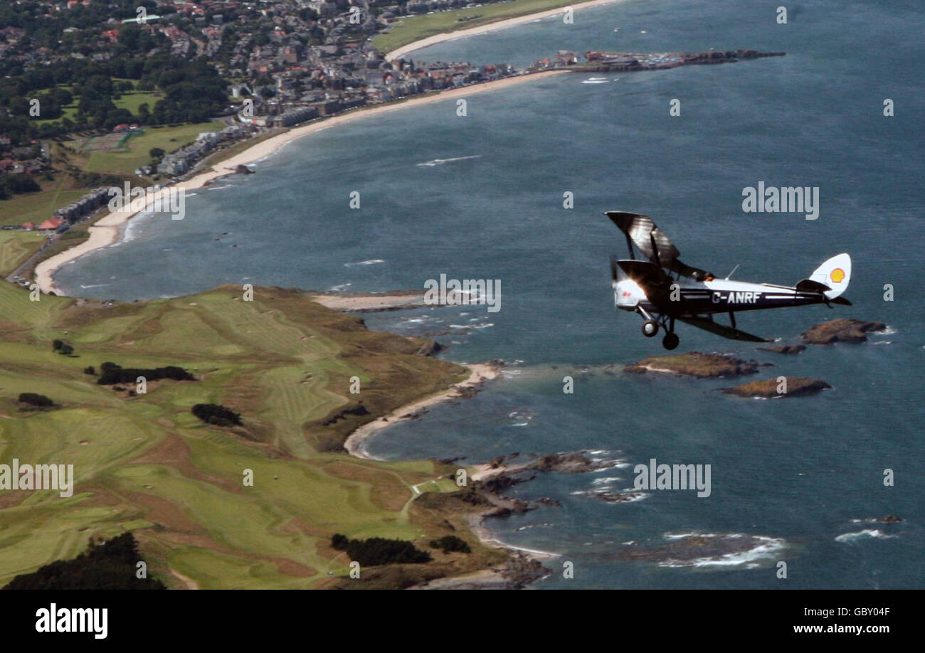 Ein Doppeldecker der Tiger Moth, der von David Cyster gesteuert wurde, manövriert über Bass Rock, East Lothian, vor der Flugschau des National Museum of Flight im East Fortune am 25. Juli. Stockfoto