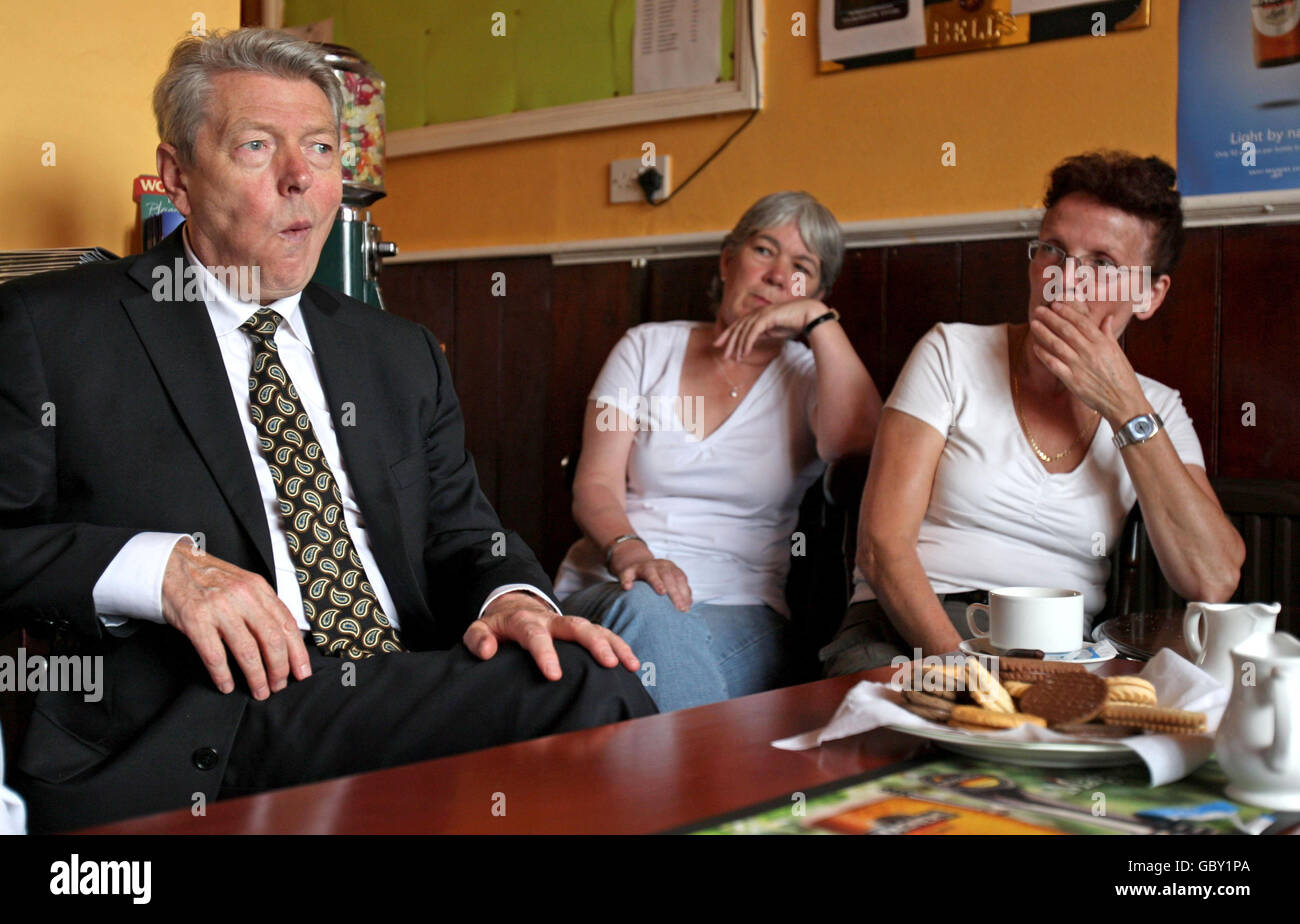 Der Innenminister Alan Johnson chattet mit Mitgliedern von Silver Street Crime Watch während eines Besuchs in der Silver Street Gegend von Norwich, Norfolk, vor der Nachwahl in North Norwich. Stockfoto