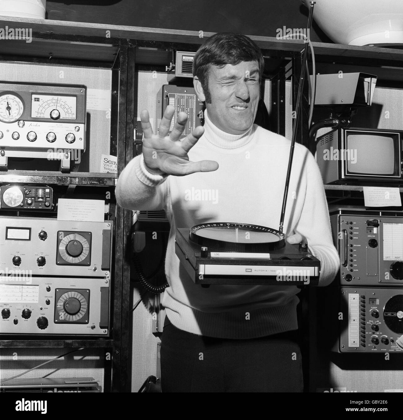 Graham Kerr, den Fernsehzuschauern als der "galoppierende Gourmet" bekannt, geht in seiner Freizeit segeln und testet einen automatischen Radiorichtungsfinder, den er gestern auf der Boat Show, Earls Court, gekauft hat. Es war der Autofix 100, der für den Einsatz auf einem kleinen Kraftfahrzeug konzipiert wurde, das er für seine Rennketsche "Treena" wollte. Stockfoto