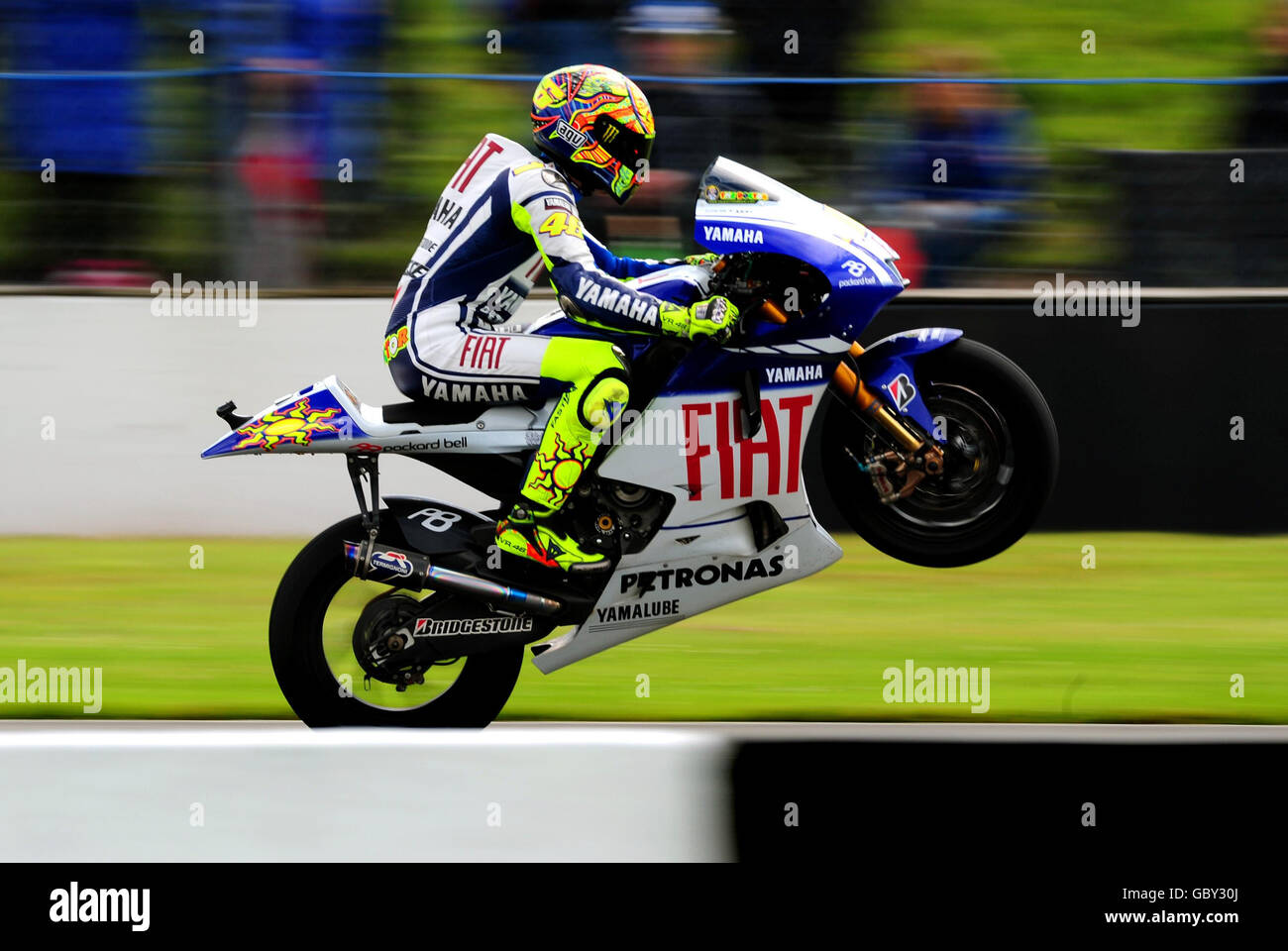 Yamaha's Valentino Rossi of Italy Wheelies während des britischen Grand Prix Trainingstages im Donington Park, Castle Donington. Stockfoto