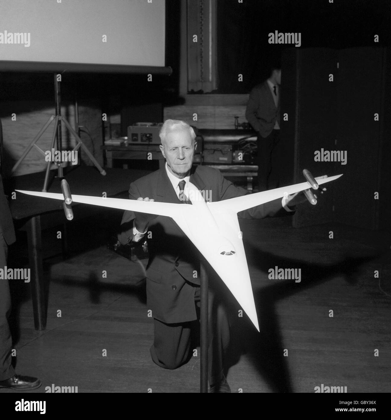 Dr. Barnes Wallis, der Mann, der das Luftschiff R100, den Bomber von Wellington und die Staudammbomben erdacht hat, mit seinem neuesten "Gehirnkind", dem Überschallverschlussflugzeug mit variabler Geometrie. Stockfoto
