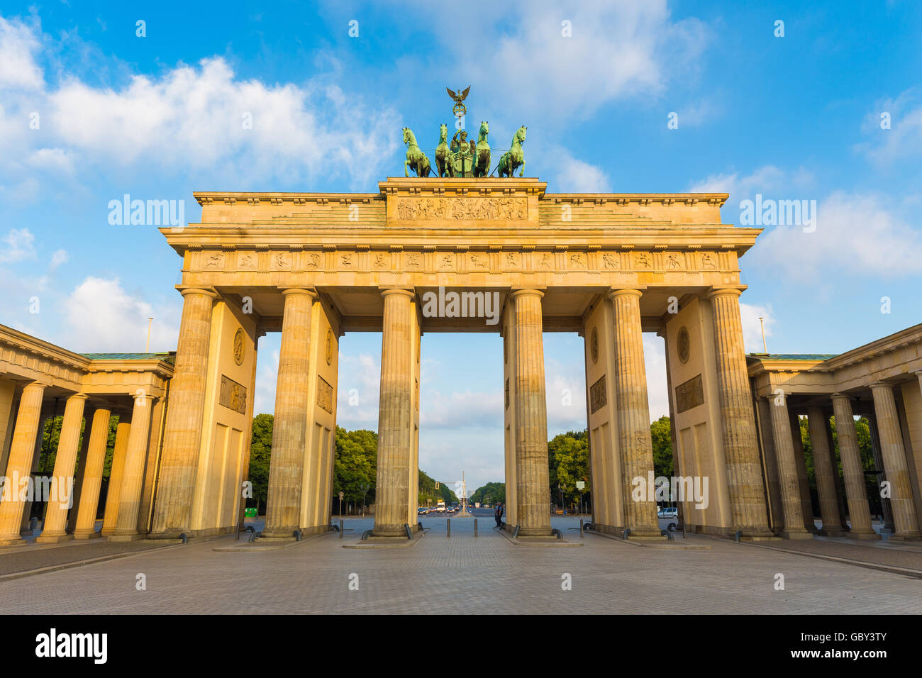 Klassische Ansicht des Brandenburger Tor im schönen goldenen Morgenlicht mit blauen Himmel und Wolken, Berlin, Deutschland Stockfoto