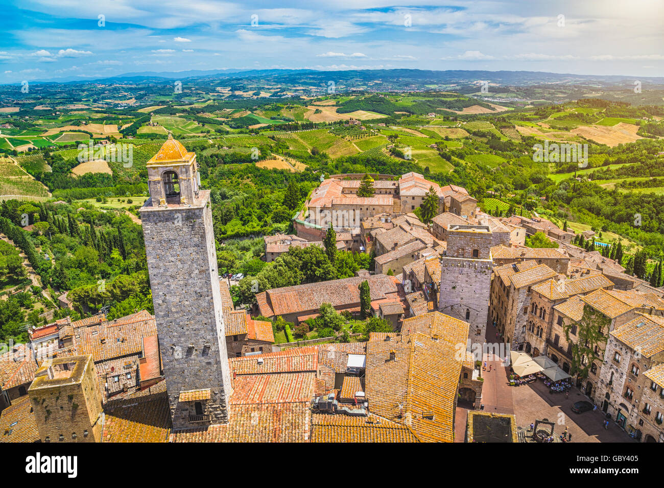 Weitwinkel Luftbild von der historischen Stadt San Gimignano Toskana an einem sonnigen Tag, Toskana, Italien Stockfoto