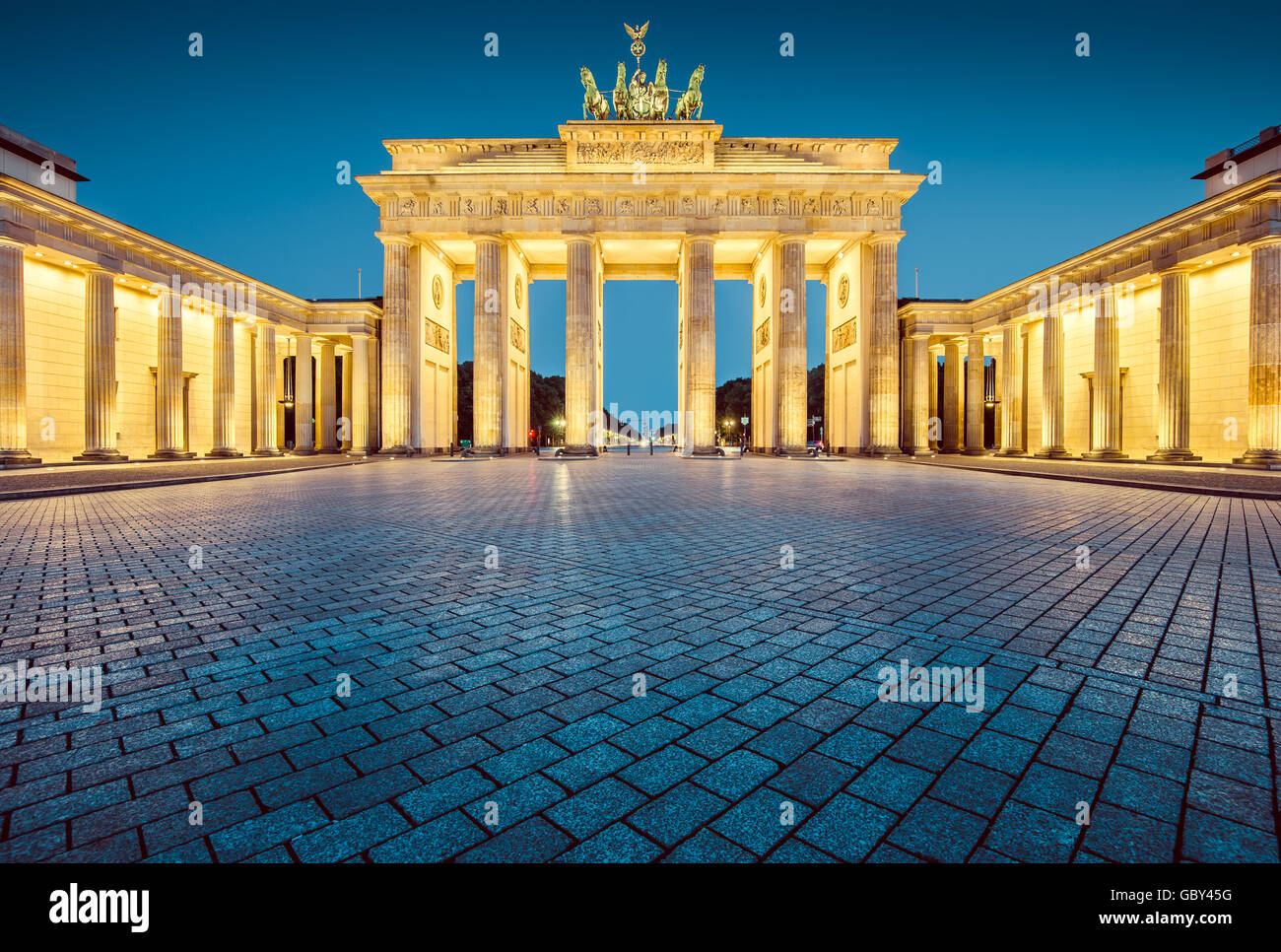 Klassische Ansicht des Brandenburger Tor im Zwielicht, Berlin, Deutschland Stockfoto