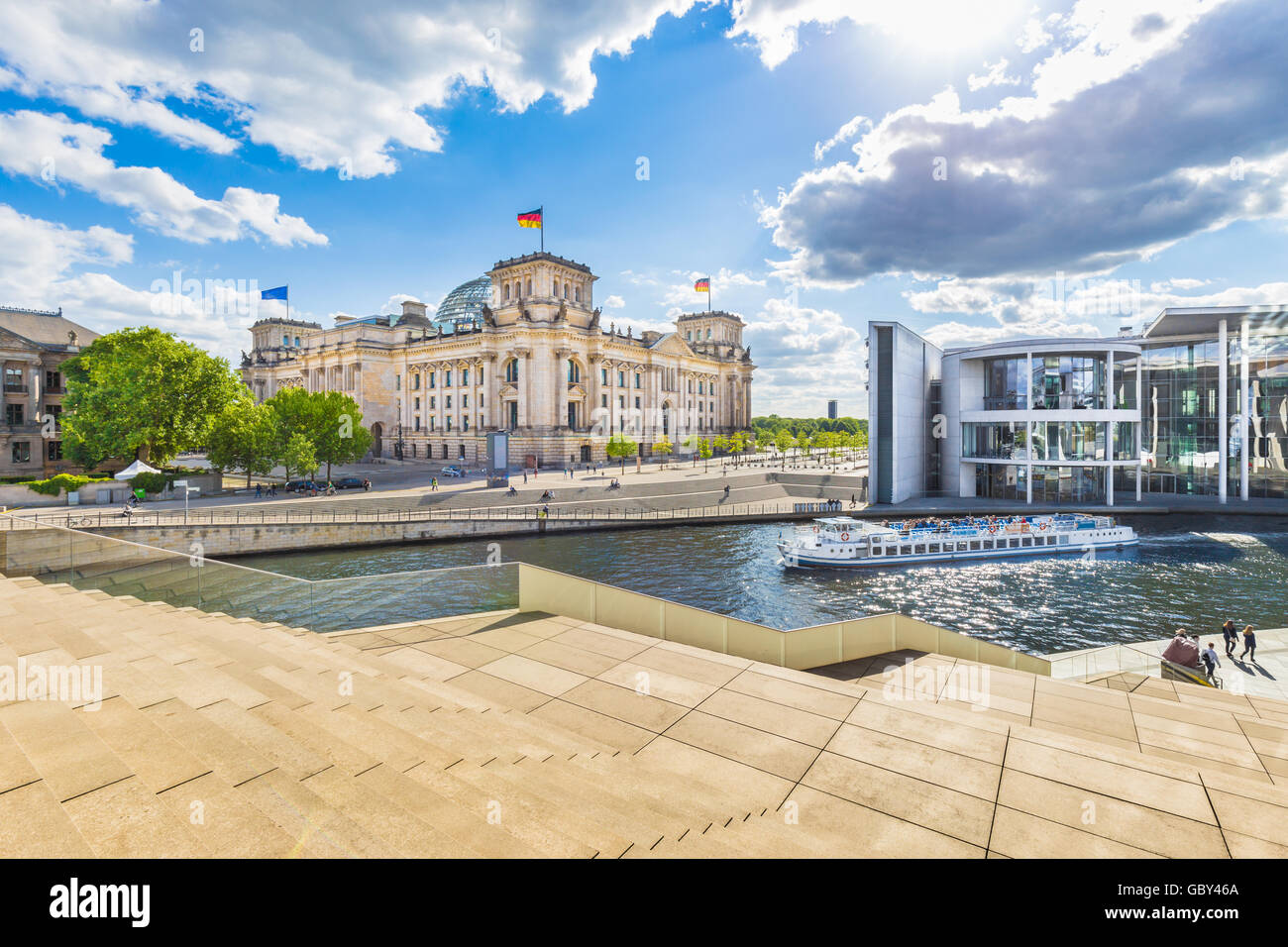 Panoramablick über Berlin Regierungsviertel mit Ausflugsschiff an Spree vorbei an berühmten Reichstagsgebäude, Deutschland Stockfoto