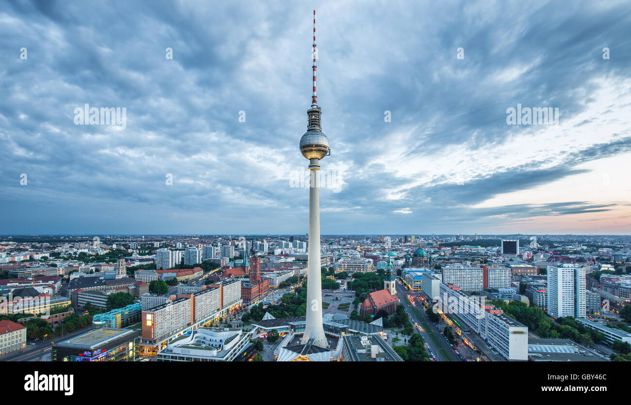Luftaufnahme der Berliner Skyline mit berühmten Fernsehturm am Alexanderplatz und dramatische Wolkengebilde im Zwielicht während der blauen Stunde in der Abenddämmerung, Berlin Mitte Stockfoto