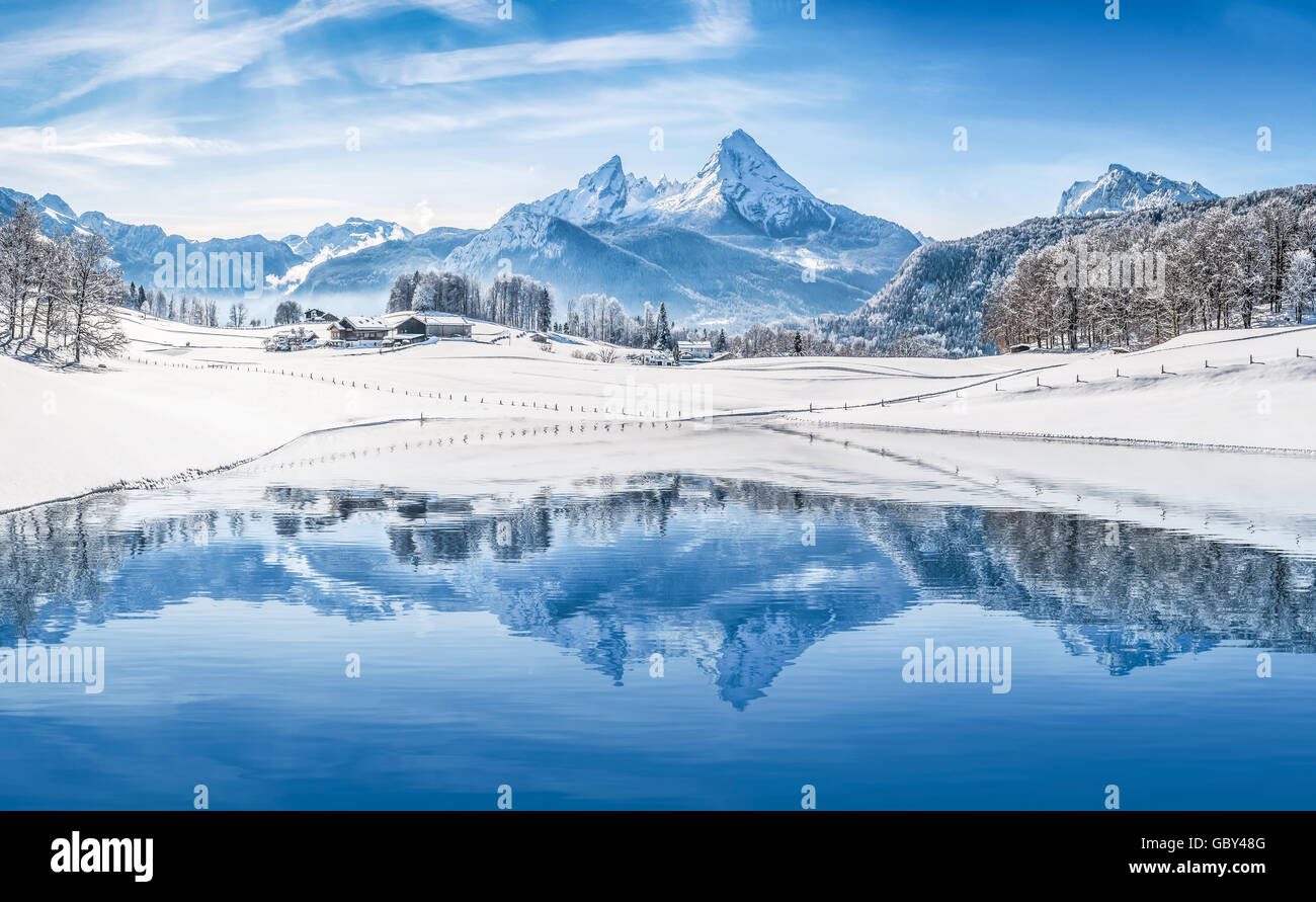 Schöne weiße Wunderland Winterlandschaft in den Alpen mit schneebedeckten Berggipfeln im kristallklaren Bergsee Stockfoto