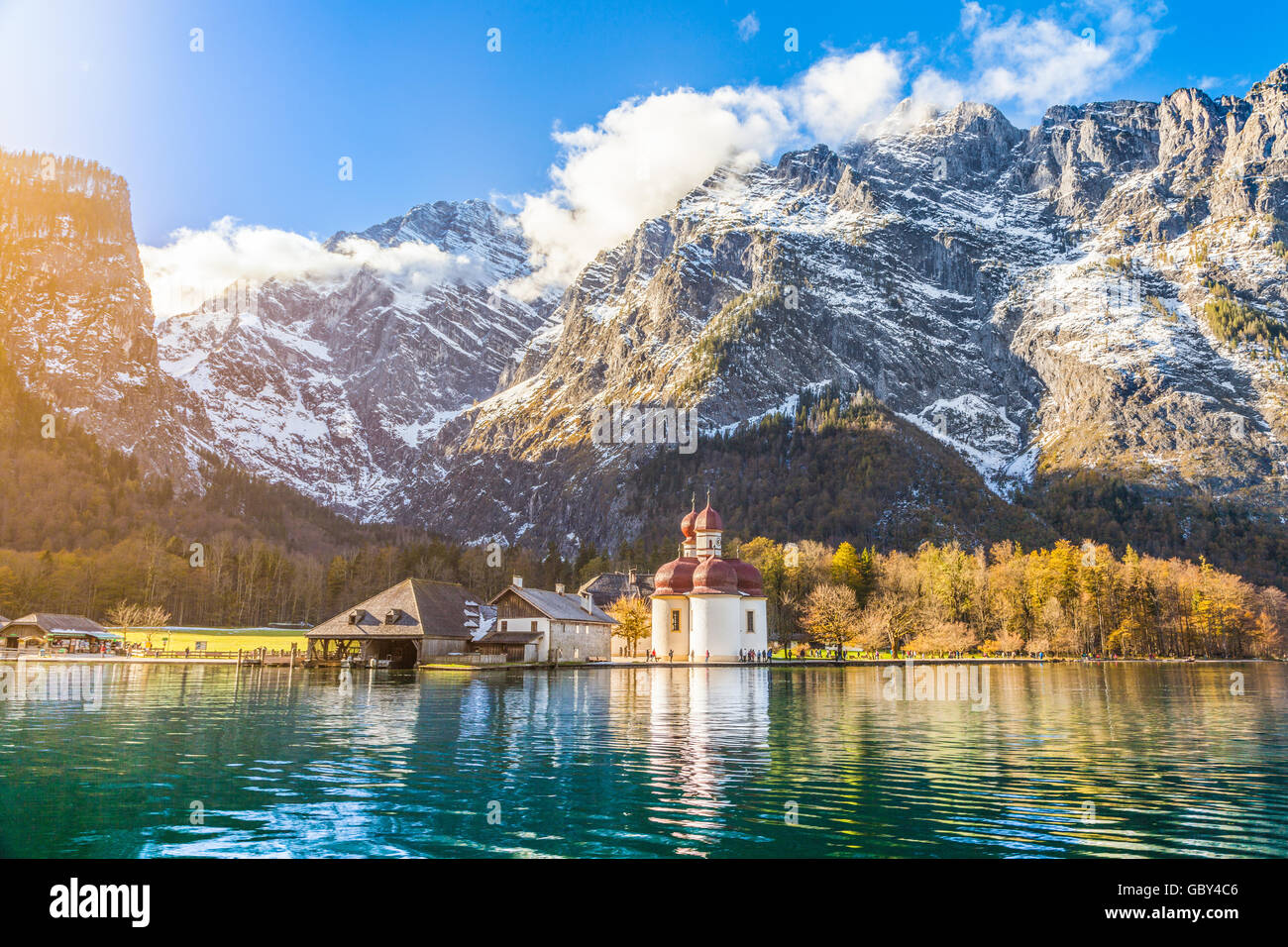 Weltberühmten Sankt Bartholomae Wallfahrtskirche am See Info mit Watzmann Berg in Berchtesgaden, Bayern, Deutschland Stockfoto