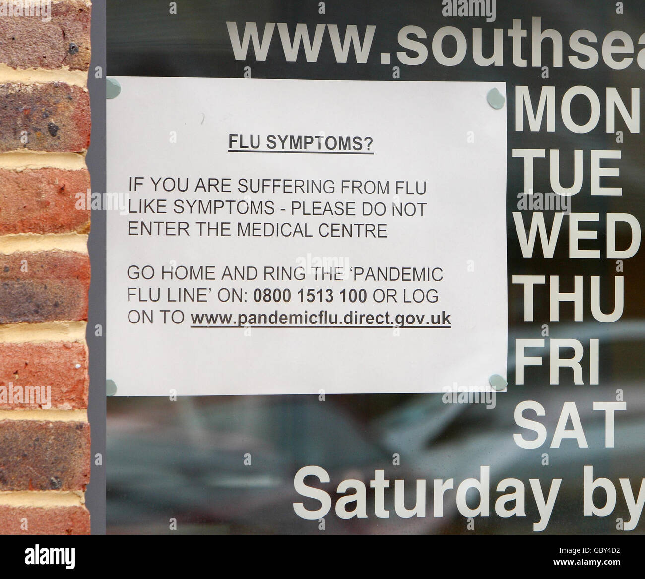 Ein allgemeiner Blick auf ein Schild an der Tür des Southsea Medical Center in Portsmouth, das Besucher auffordert, das Gebäude nicht zu betreten, wenn sie grippeähnliche Symptome haben. Stockfoto