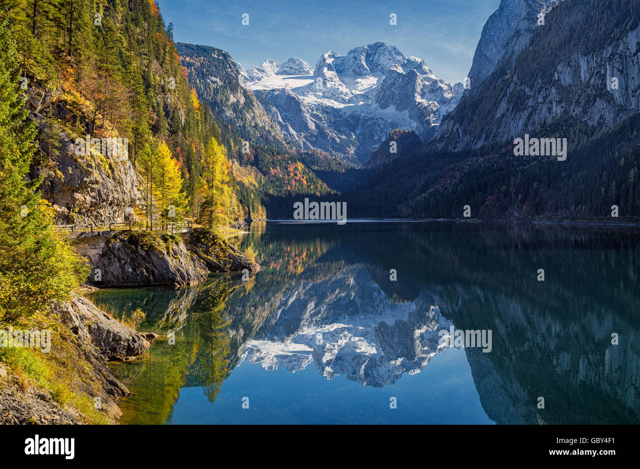 Dachstein Gipfel reflektiert in kristallklarem Gosausee Berg im Herbst, Salzkammergut Region, Oberösterreich, Österreich Stockfoto