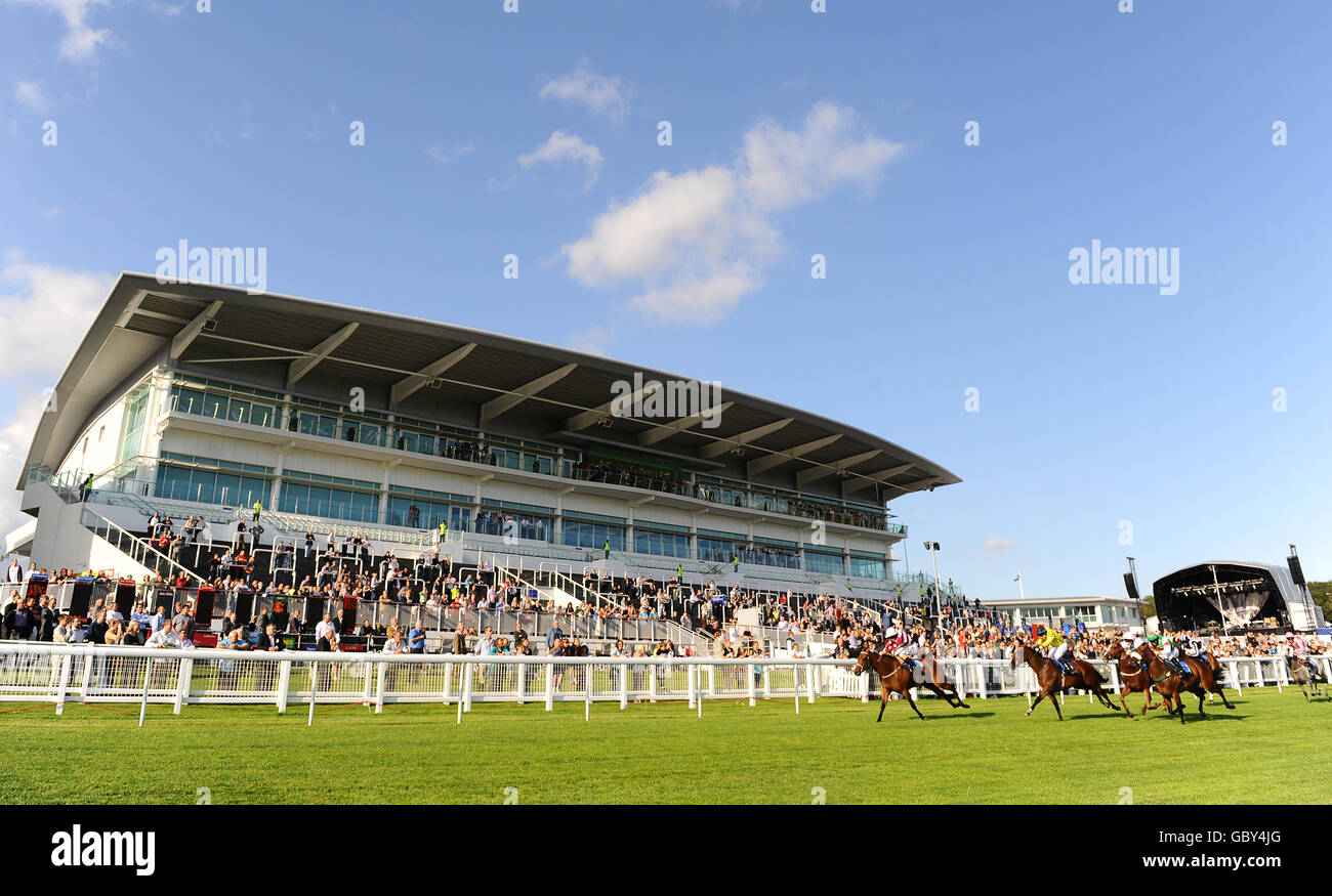 Pferderennen Sie-Epsom Live! mit Scouting for Girls - Epsom Downs Racecourse Stockfoto