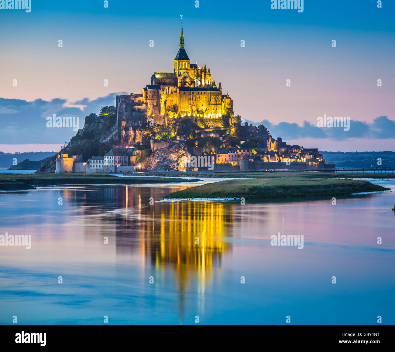 Klassische Ansicht des berühmten Le Mont Saint-Michel-Gezeiten-Insel in schöne Dämmerung während der blauen Stunde in der Abenddämmerung, Normandie, Frankreich Stockfoto