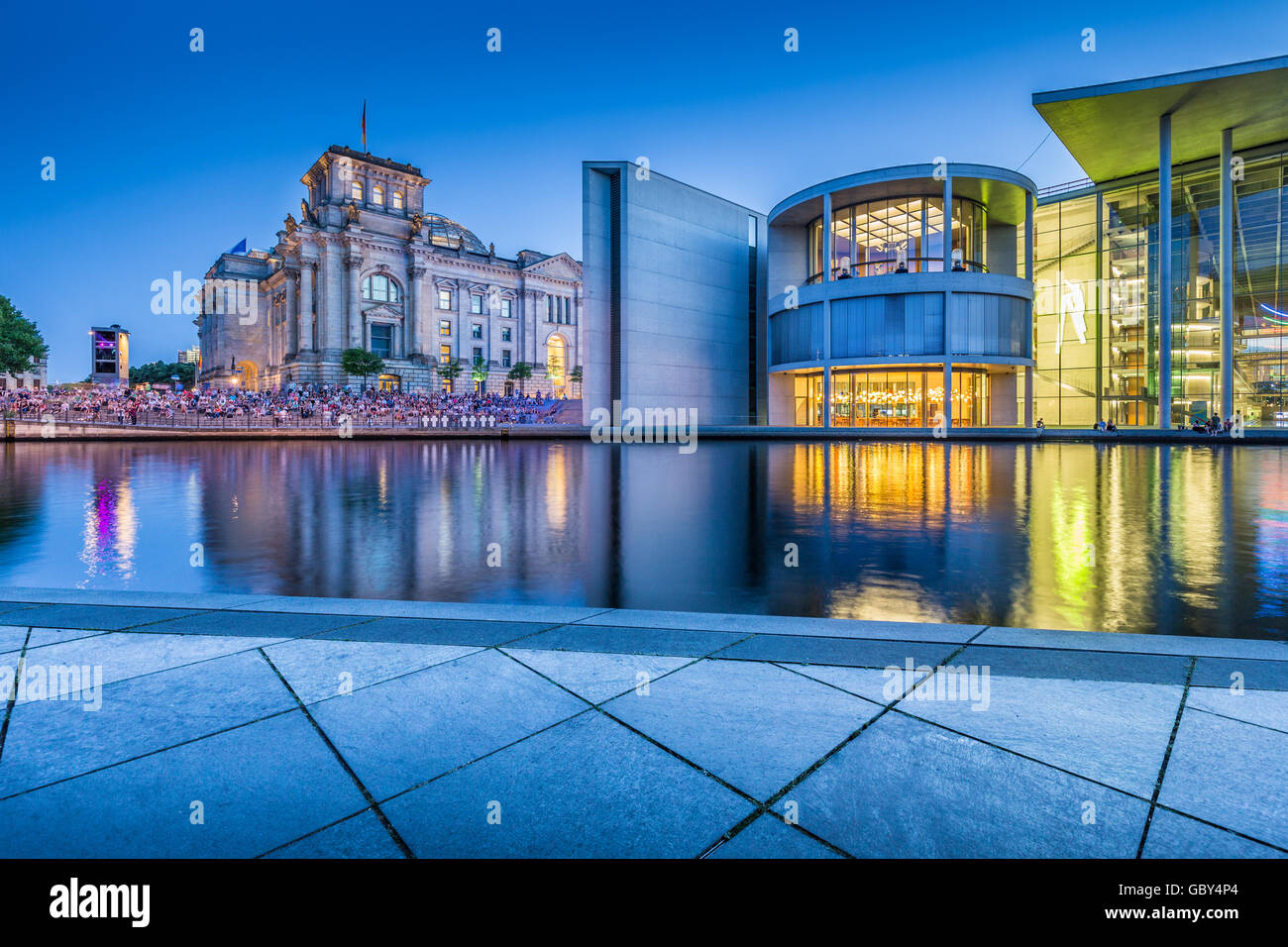 Klassische Ansicht der modernen Berliner Regierungsviertel mit berühmten Reichstagsgebäude und Paul Lobe Haus im Zwielicht, Berlin, Deutschland Stockfoto