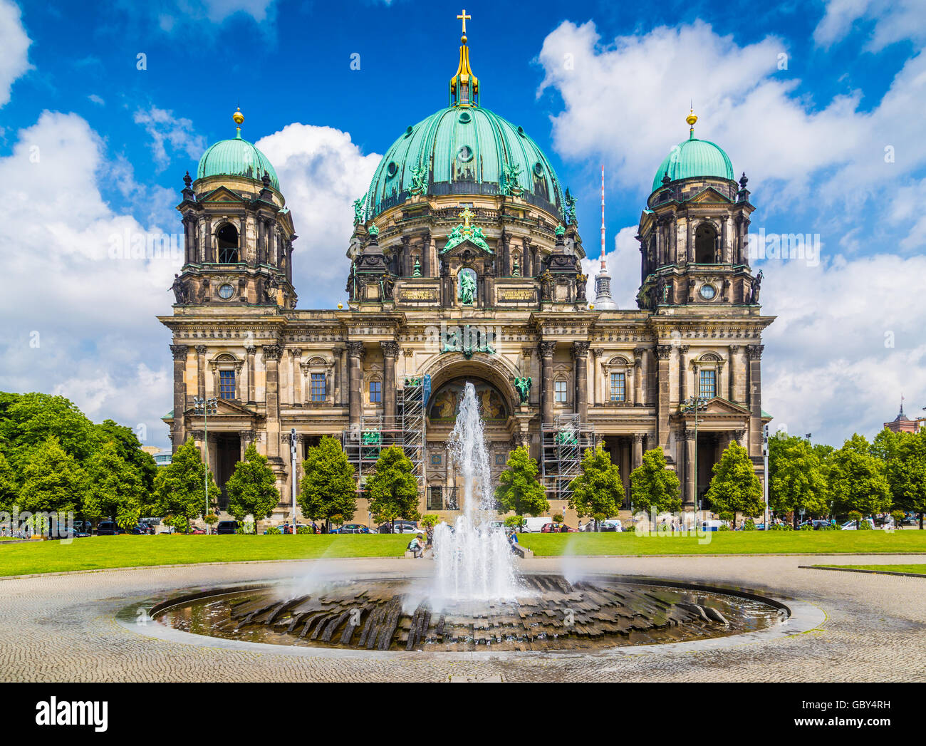 Berliner Dom mit berühmten Fernsehturm im Hintergrund an einem sonnigen Tag mit blauem Himmel und Wolken im Sommer, Berlin, Deutschland Stockfoto