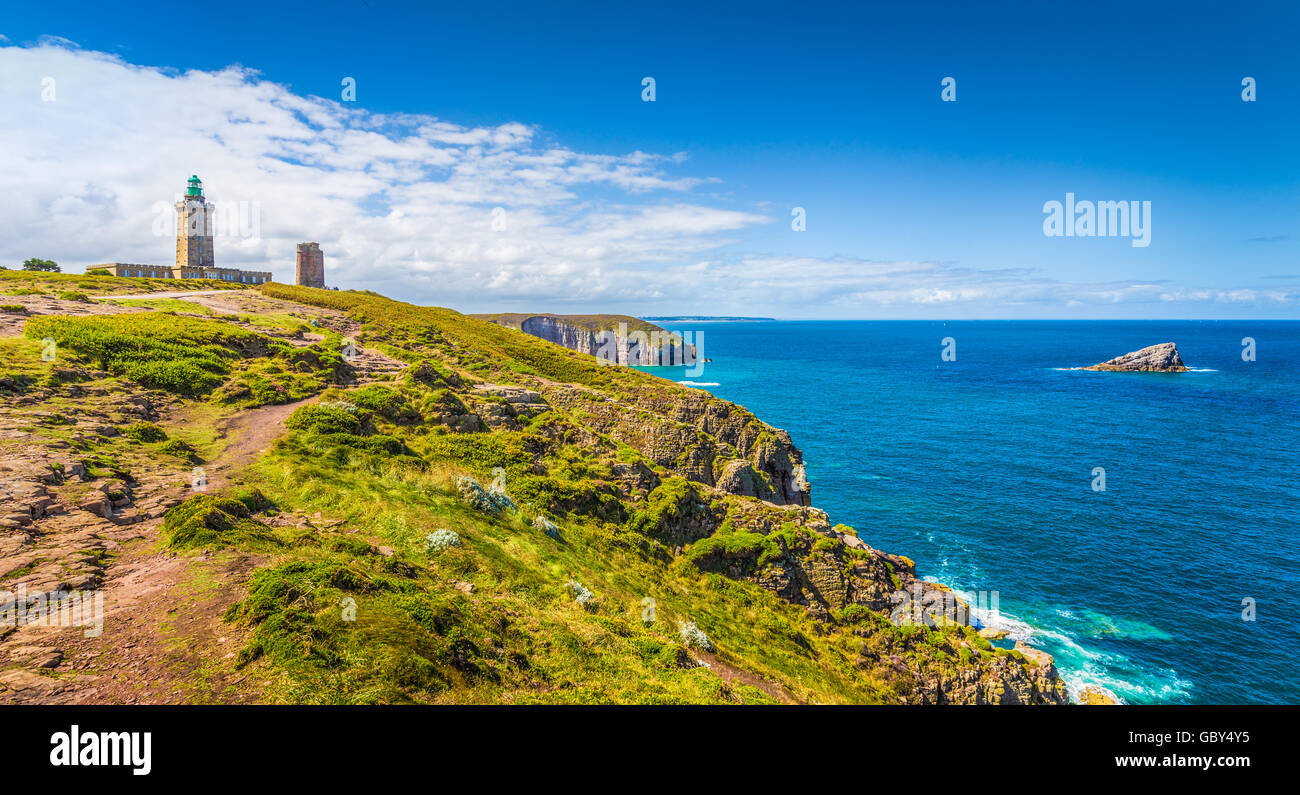 Malerische Küstenlandschaft mit traditionellen Leuchtturm am berühmten Cap Frehel Halbinsel an der Côte Emeraude, Bretagne, Frankreich Stockfoto