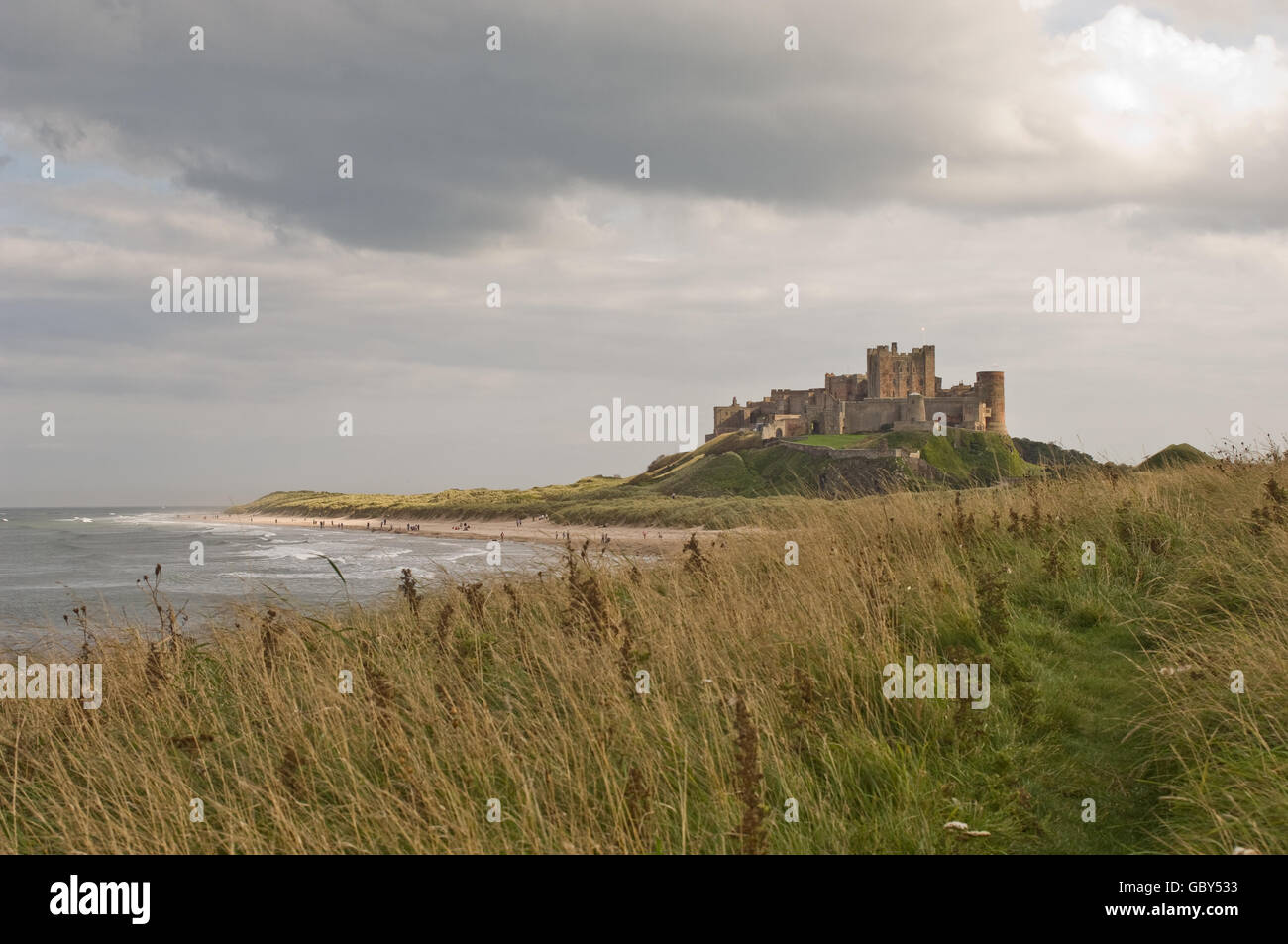 Bamburgh Castle, an der Küste bei Bamburgh, Northumberland, England. Stockfoto