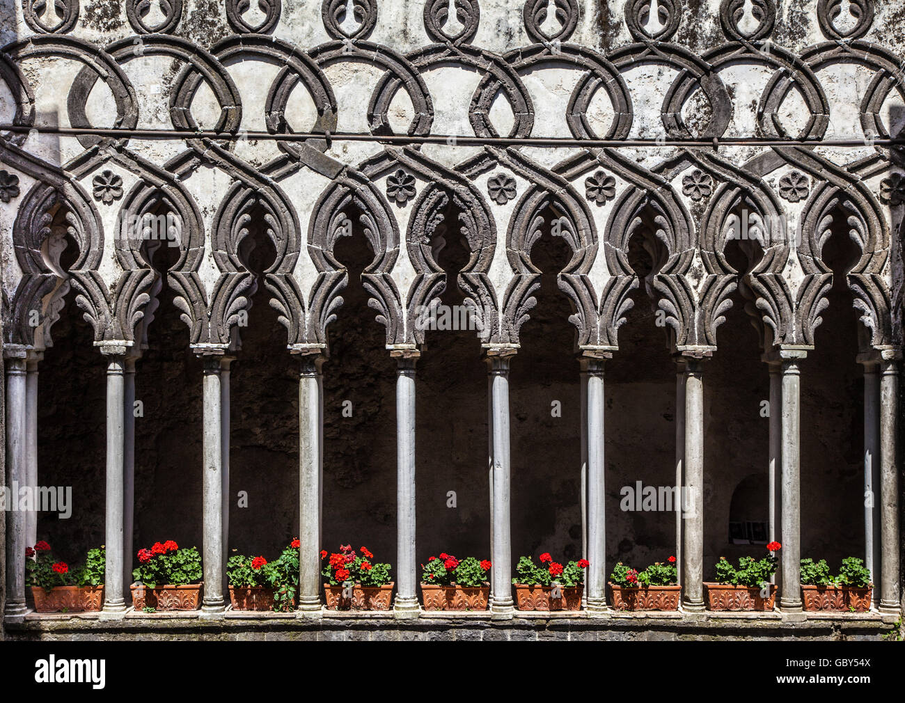Klassische Ansicht des berühmten Kloster Spalten der Villa Rufolo in Ravello, Amalfiküste, Kampanien, Italien Stockfoto