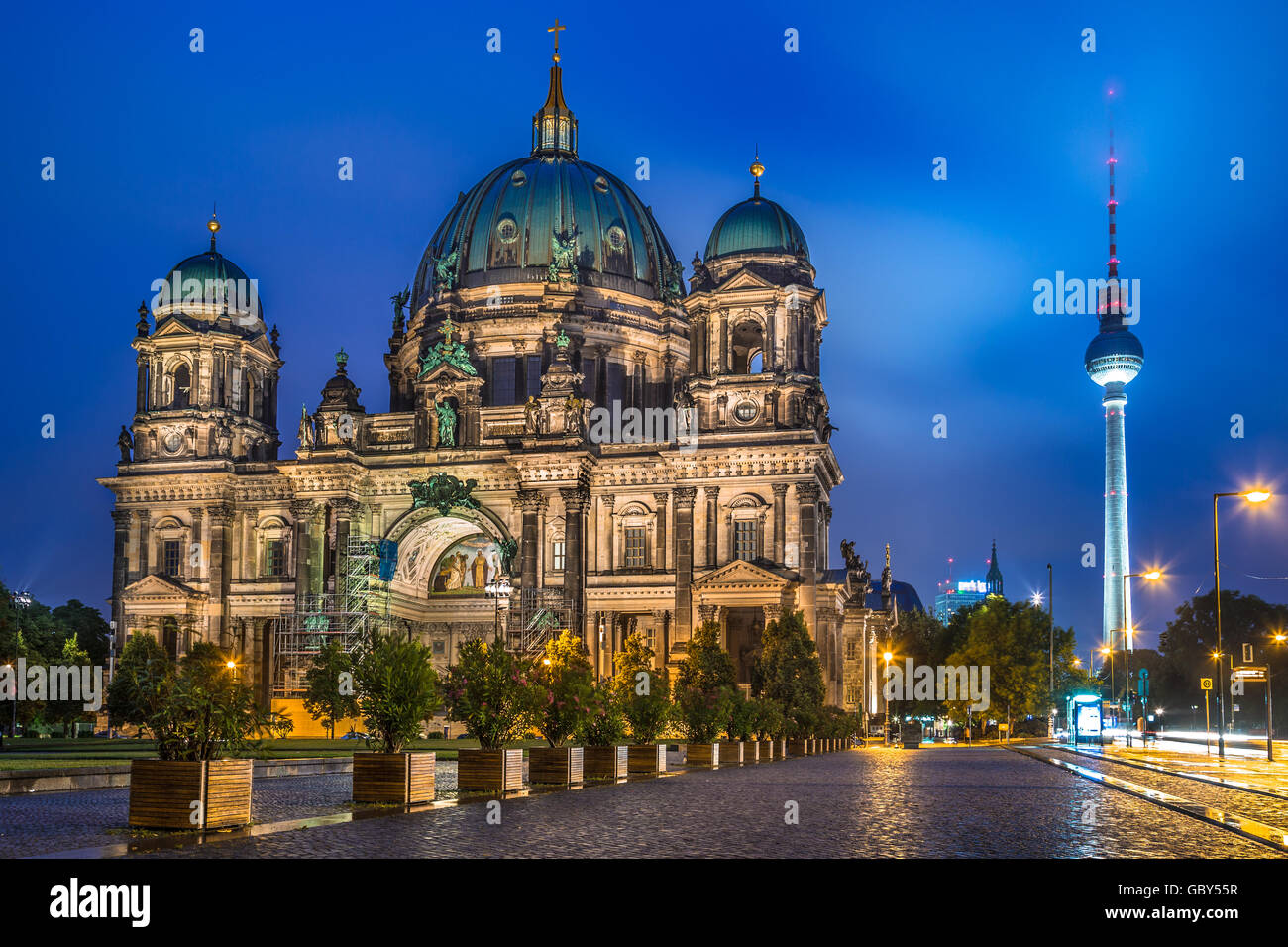 Berliner Dom mit den berühmten Fernsehturm im Hintergrund in der Dämmerung während der blauen Stunde in der Abenddämmerung, Bezirk Berlin-Mitte, Deutschland Stockfoto