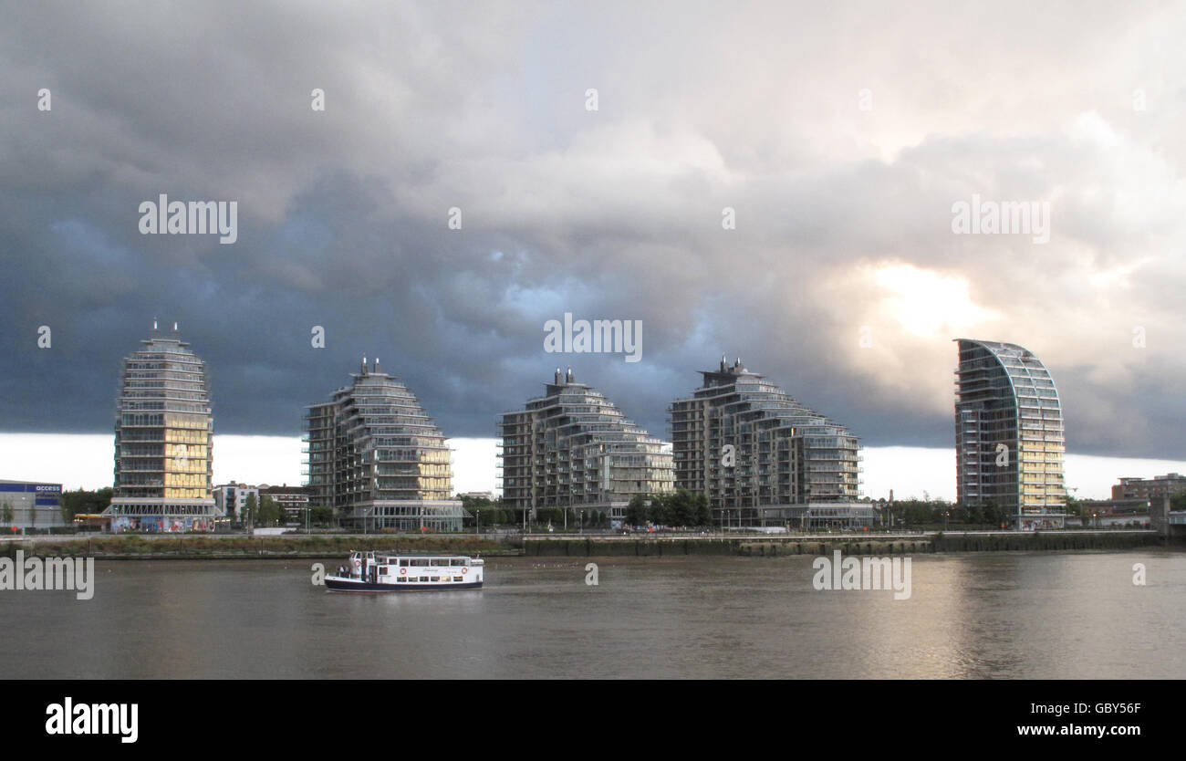 Ein Boot fährt am Wasser vorbei bei Battersea Reach auf der Themse nahe der Wansdworth Bridge. Stockfoto