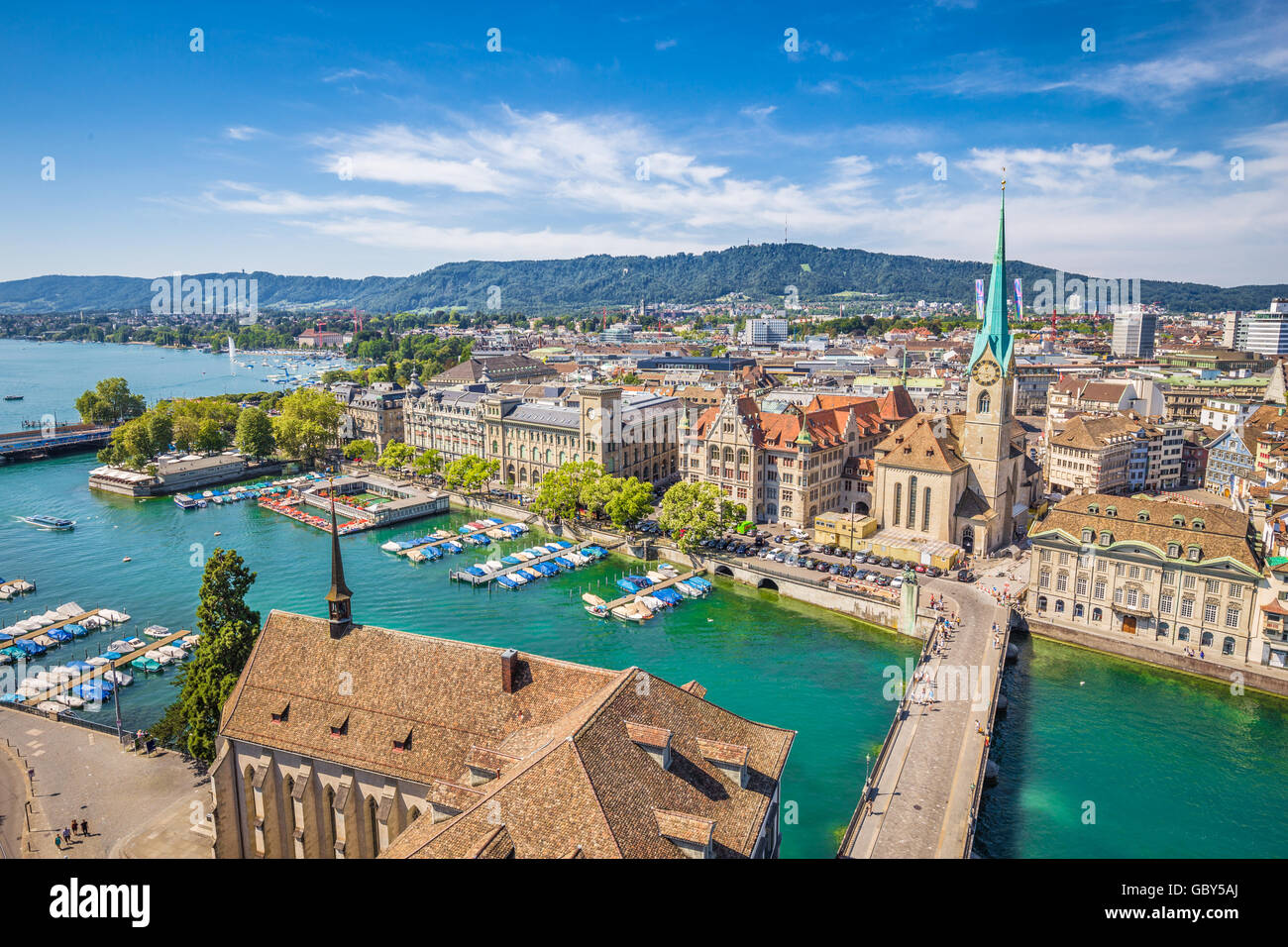 Luftaufnahme der Stadt Zürich mit berühmten Fraumünster Kirche und dem Fluss Limmat am Zürichsee von Grossmünster, Schweiz Stockfoto
