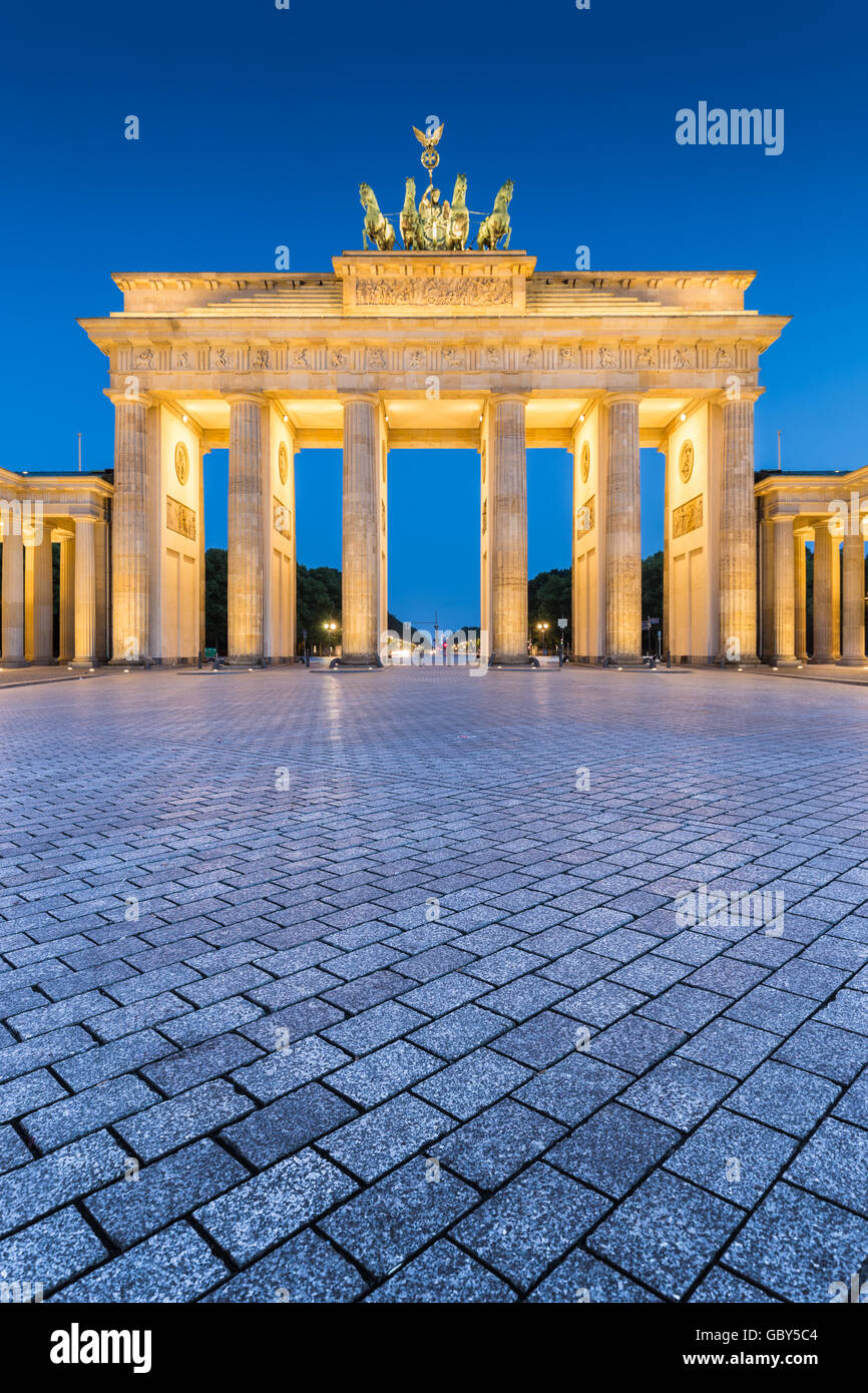 Klassische vertikale Ansicht des Brandenburger Tor im Zwielicht, Berlin, Deutschland Stockfoto