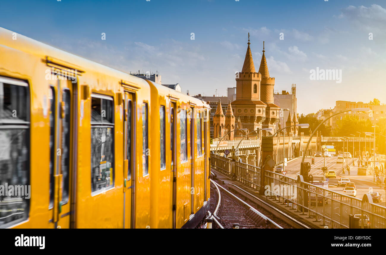 Panorama der historischen Berliner U-Bahn mit berühmten Oberbaumbrücke bei Sonnenuntergang, Berlin Friedrichshain-Kreuzberg, Deutschland Stockfoto