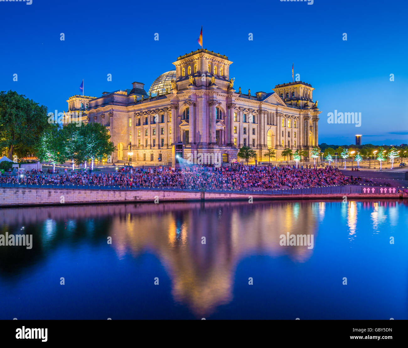 Klassische Ansicht des berühmten Reichstagsgebäude reflektiert in Spree entlang in der Dämmerung während der blauen Stunde in der Abenddämmerung, Berlin, Deutschland Stockfoto
