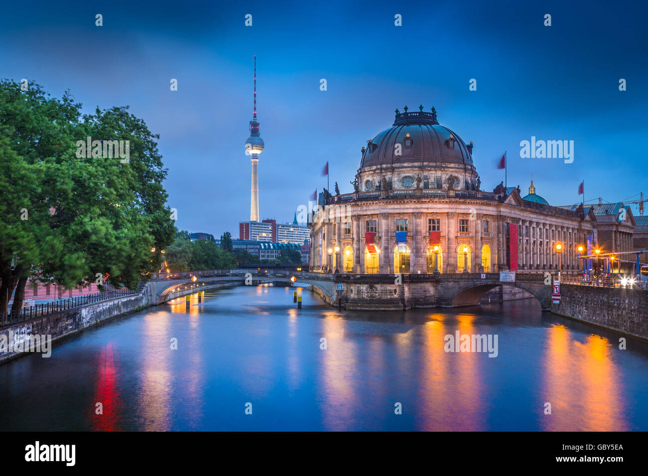 Schöne Aussicht auf historische Berliner Museumsinsel mit dem berühmten Fernsehturm und Spree entlang in der Dämmerung während der blauen Stunde in der Abenddämmerung, Berlin Stockfoto