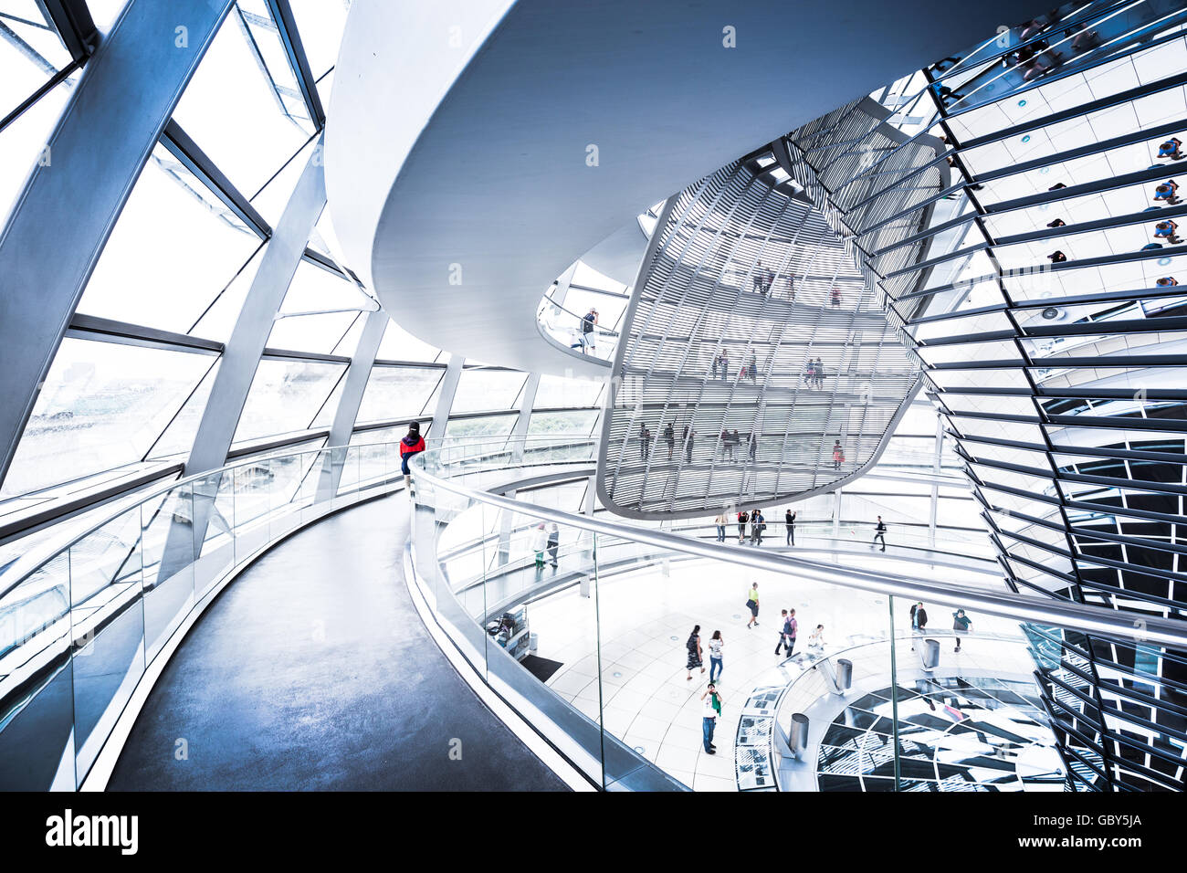 Weitwinkel-Innenansicht des berühmten Reichstagskuppel in Berlin, Deutschland Stockfoto