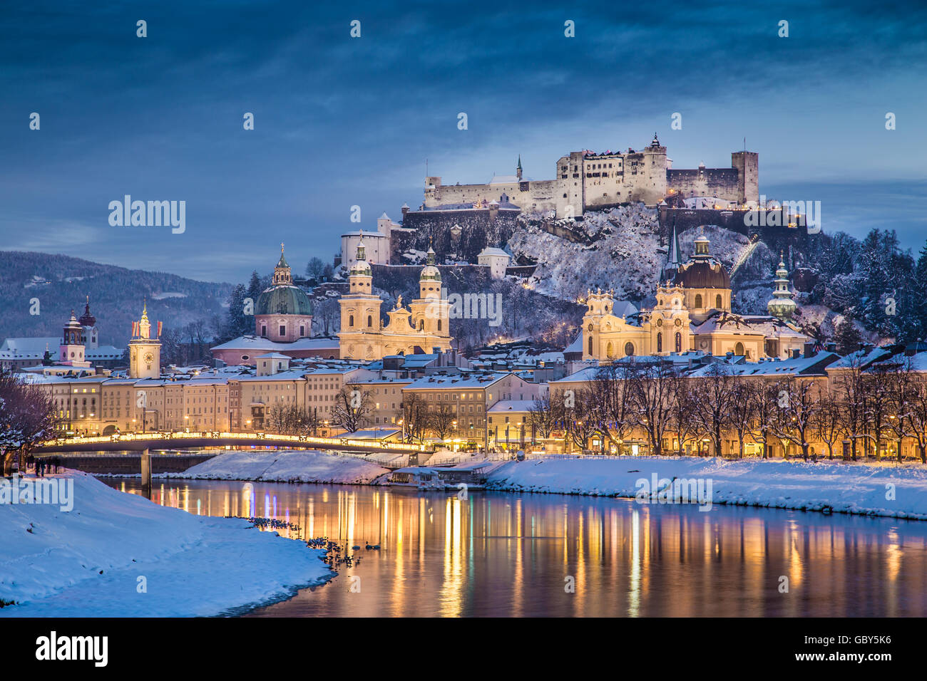 Schöne Aussicht auf die Altstadt von Salzburg mit Salzach Fluss im Winter während der blauen Stunde, Salzburger Land, Österreich Stockfoto
