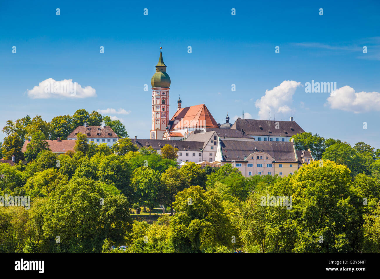Klassische Ansicht des berühmten Andechs Abbey auf einem Hügel im Sommer, Landkreis Starnberg, Oberbayern, Deutschland Stockfoto