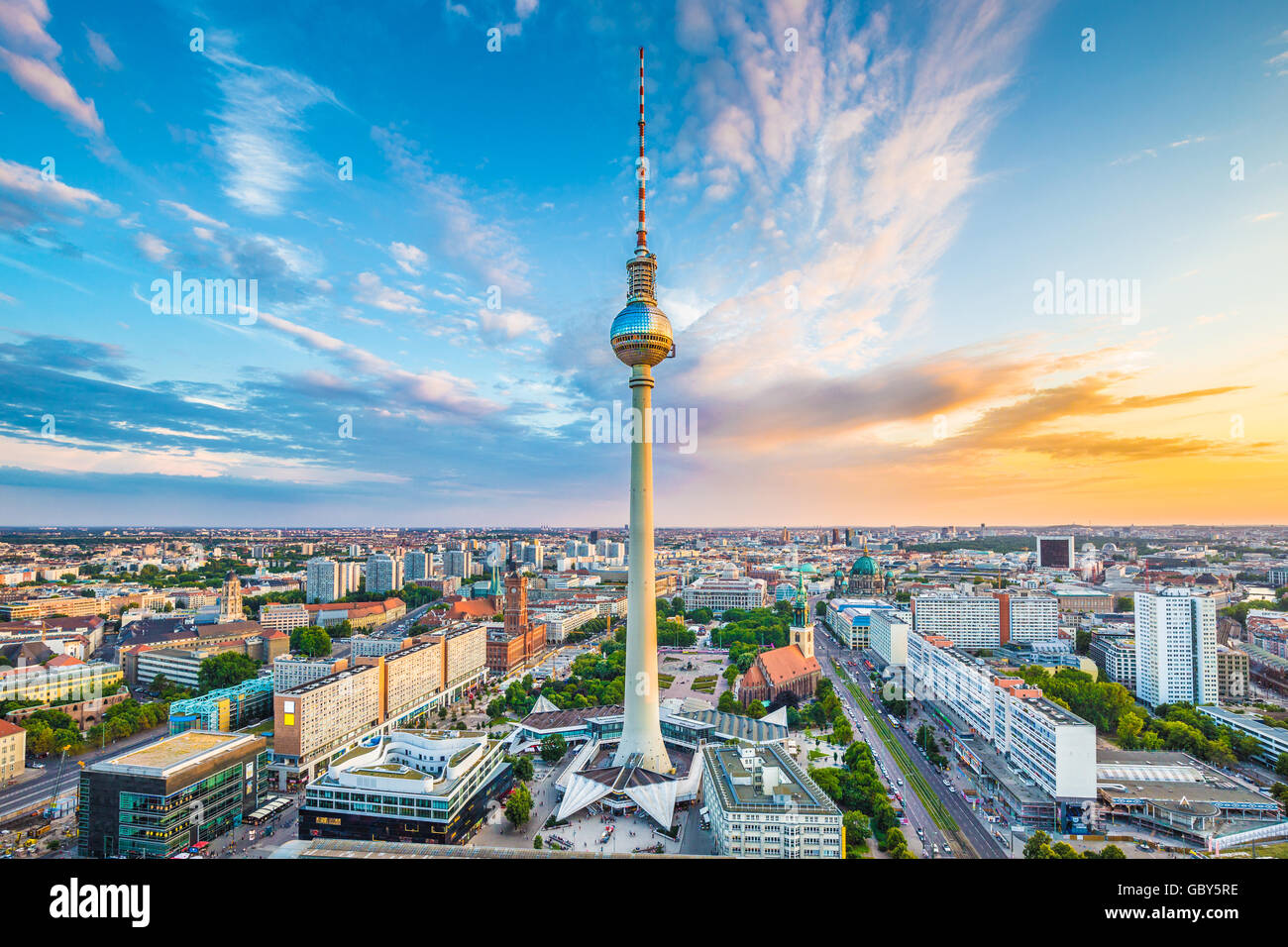 Klassische Ansicht der Berliner Skyline mit berühmten Fernsehturm am Alexanderplatz und dramatische Wolkengebilde bei Sonnenuntergang, Deutschland Stockfoto