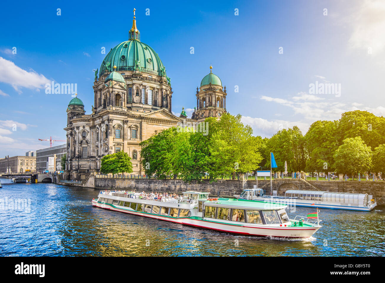 Blick auf Berliner Dom (Berliner Dom) am berühmten Museumsinsel (Museum Insel) mit Ausflugsschiff an Spree in b Stockfoto