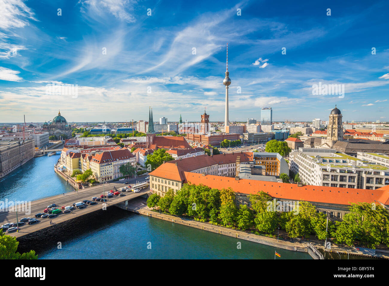 Luftaufnahme der Berliner Skyline mit berühmten Fernsehturm und Spree entlang im Sommer, Deutschland Stockfoto