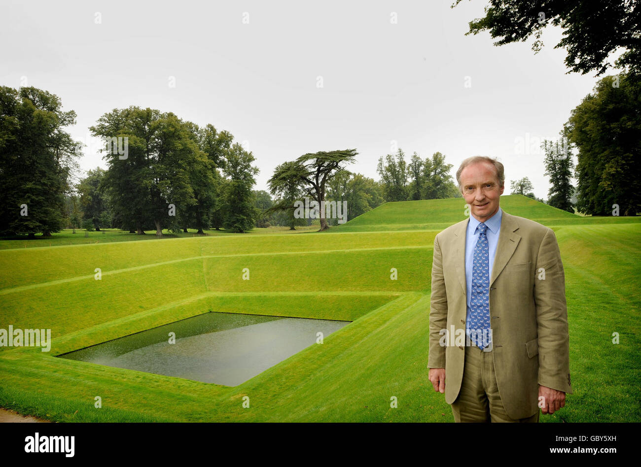Der Duke of Buccleuch untersucht das neue Landschaftsdesign mit dem Titel Orpheus auf dem Gelände des Boughton Estate in Weekley, Northamptonshire. Stockfoto