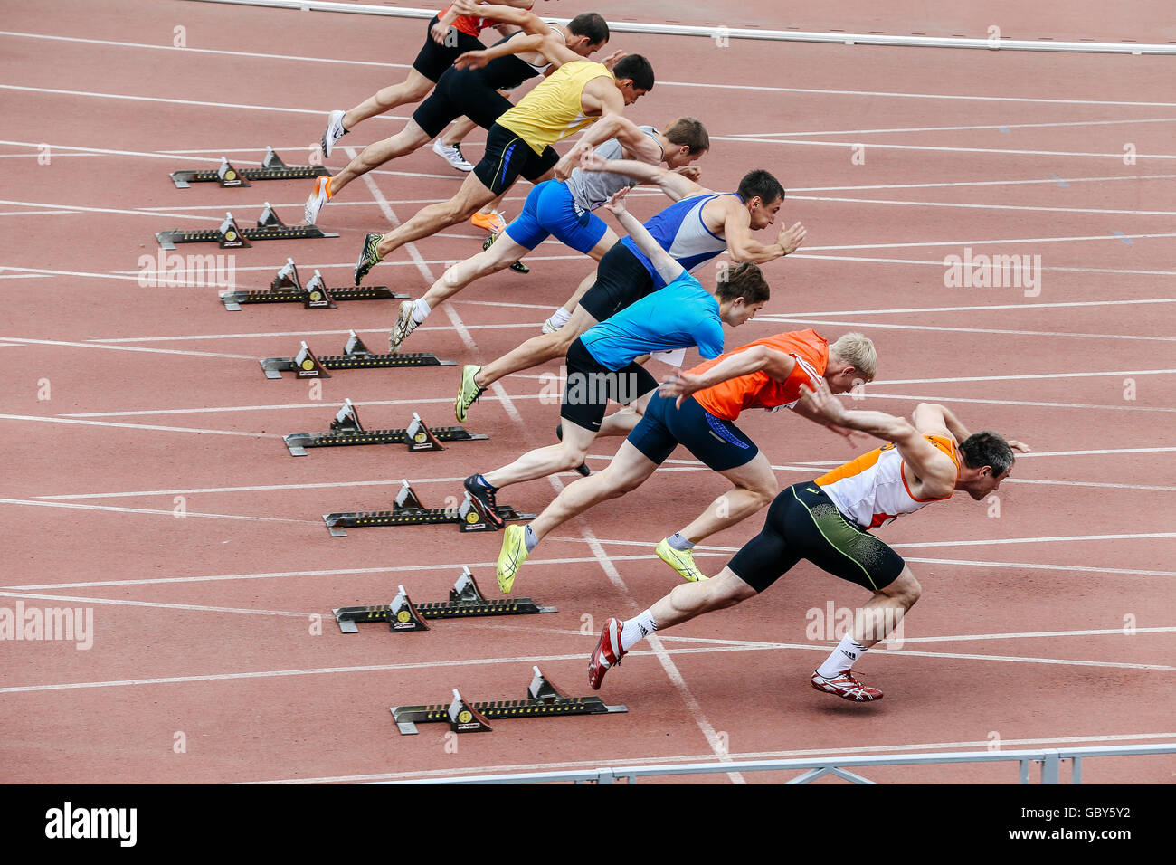 Start Männer Sportler bei Sprint-Distanz von 100 Metern während Ural Meisterschaft in der Leichtathletik Stockfoto