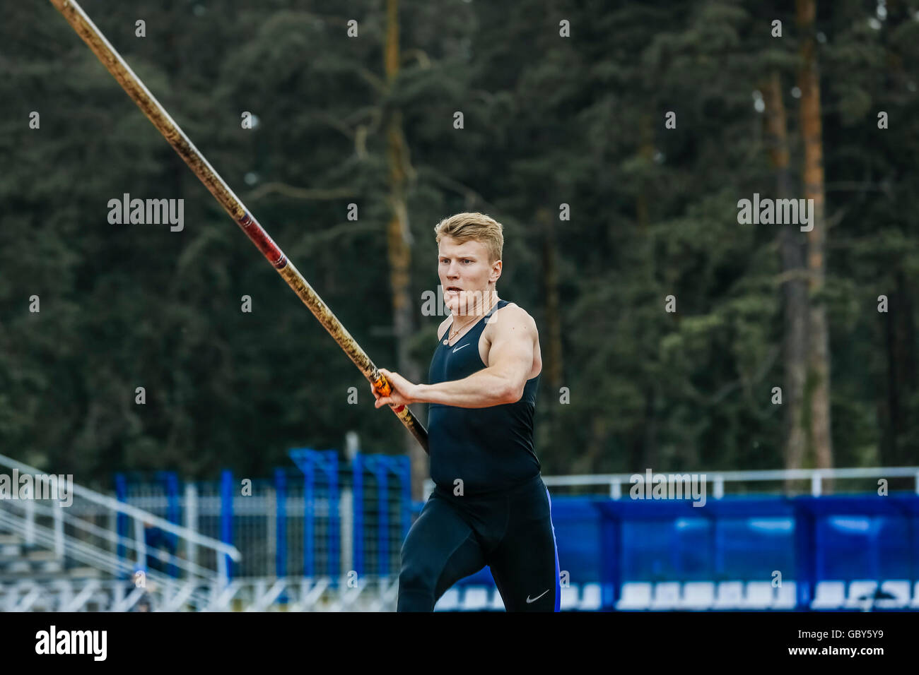 Männer Pullover bereitet Stabhochsprung während Ural Meisterschaft in der Leichtathletik Stockfoto
