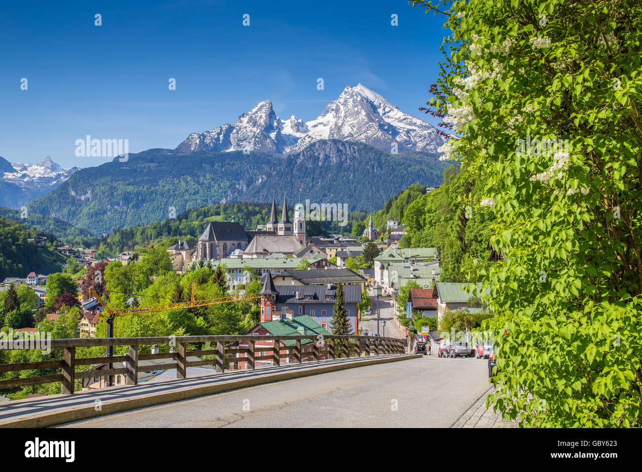 Historische Stadt Berchtesgaden mit berühmten Watzmann Berg im Frühling, Berchtesgadener Land, Bayern, Deutschland Stockfoto