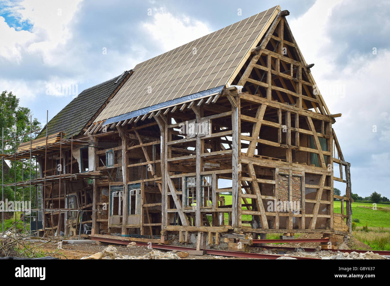 Holz-Rahmen eines Fachwerkhauses im Umbau Stockfoto